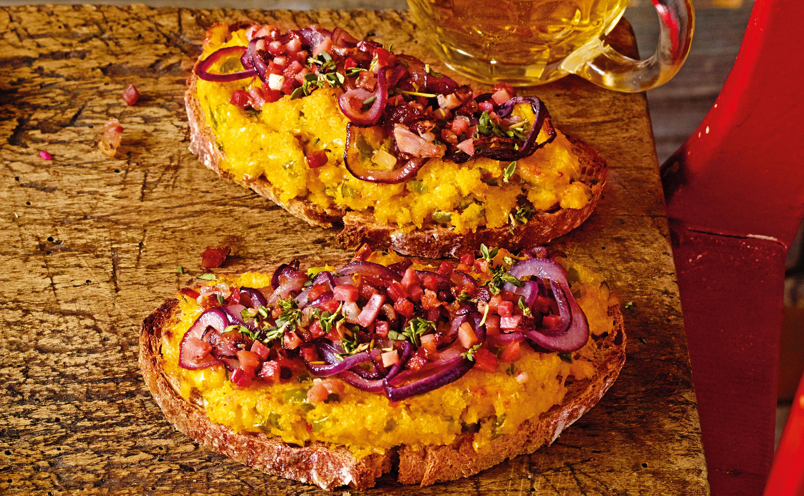 Brot mit Maisaufstrich, Speck und Chili