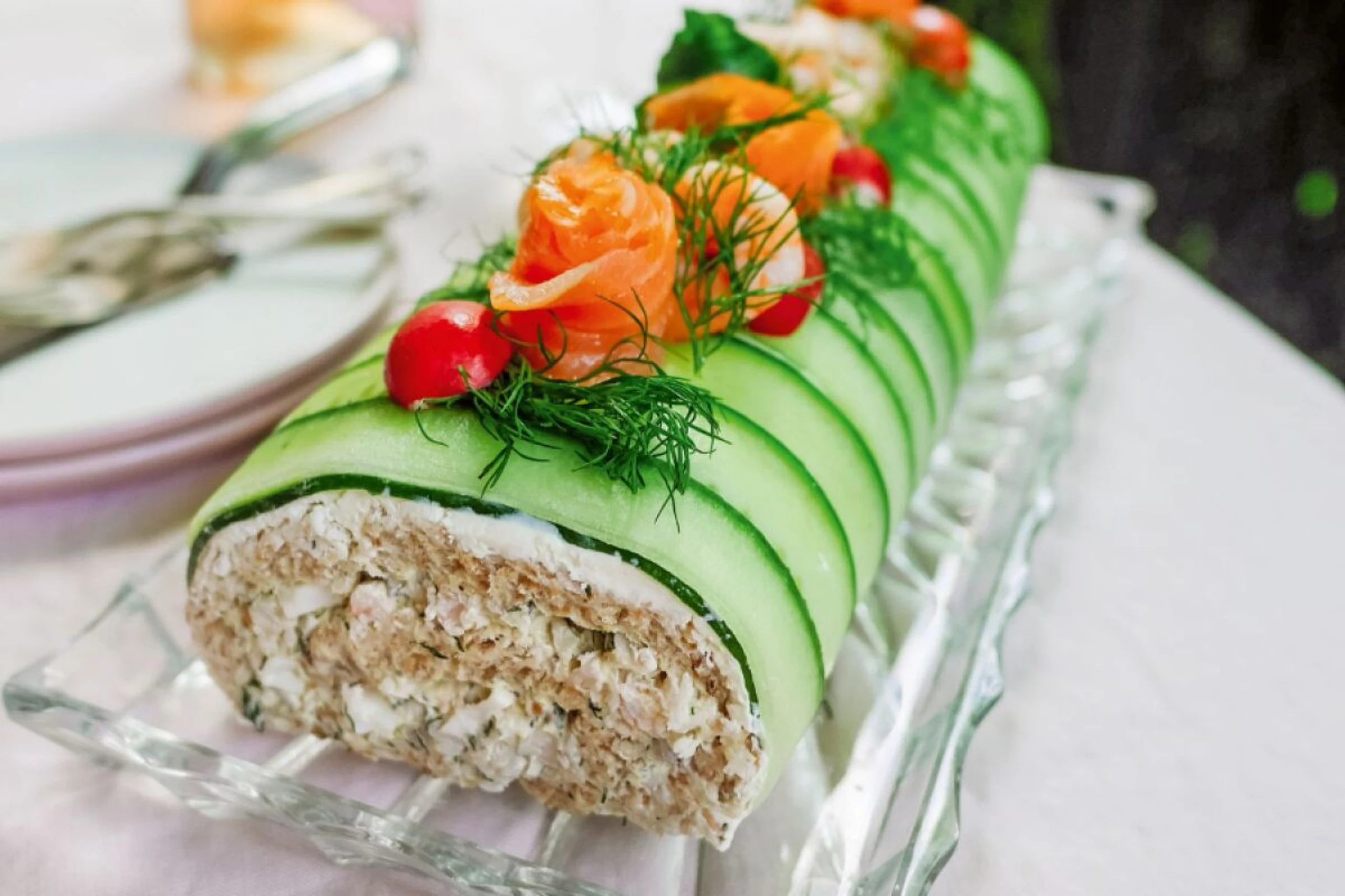 Toastbrotscheiben kombiniert  mit Gurke, Frischkäse, Krabben und Eiern