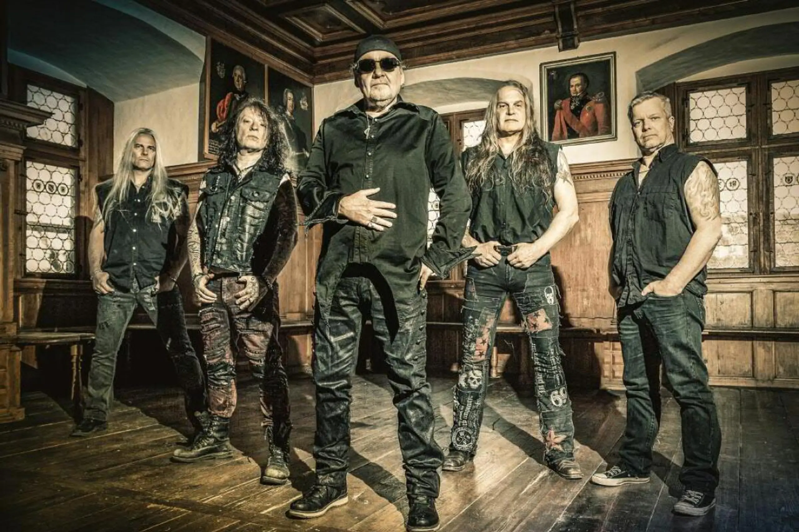 Metalmusiker von Black & Damned verehren Falco