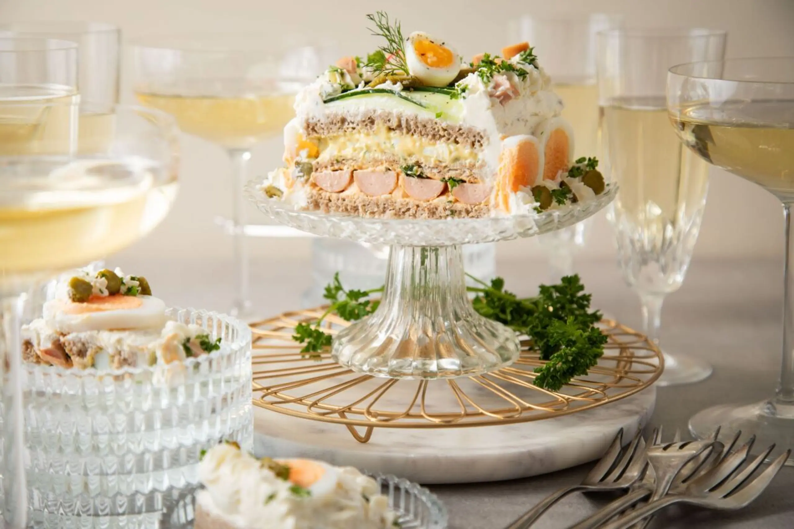 Viereckige Brottorte mit Eiersalat, Wiener Würstelnund Obazda-Füllung