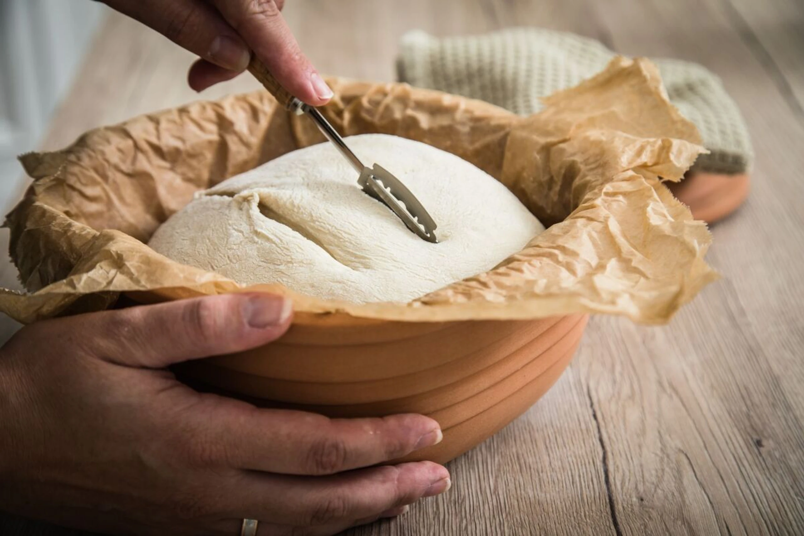 Weizenbrot kann im Römertopf gebacken werden