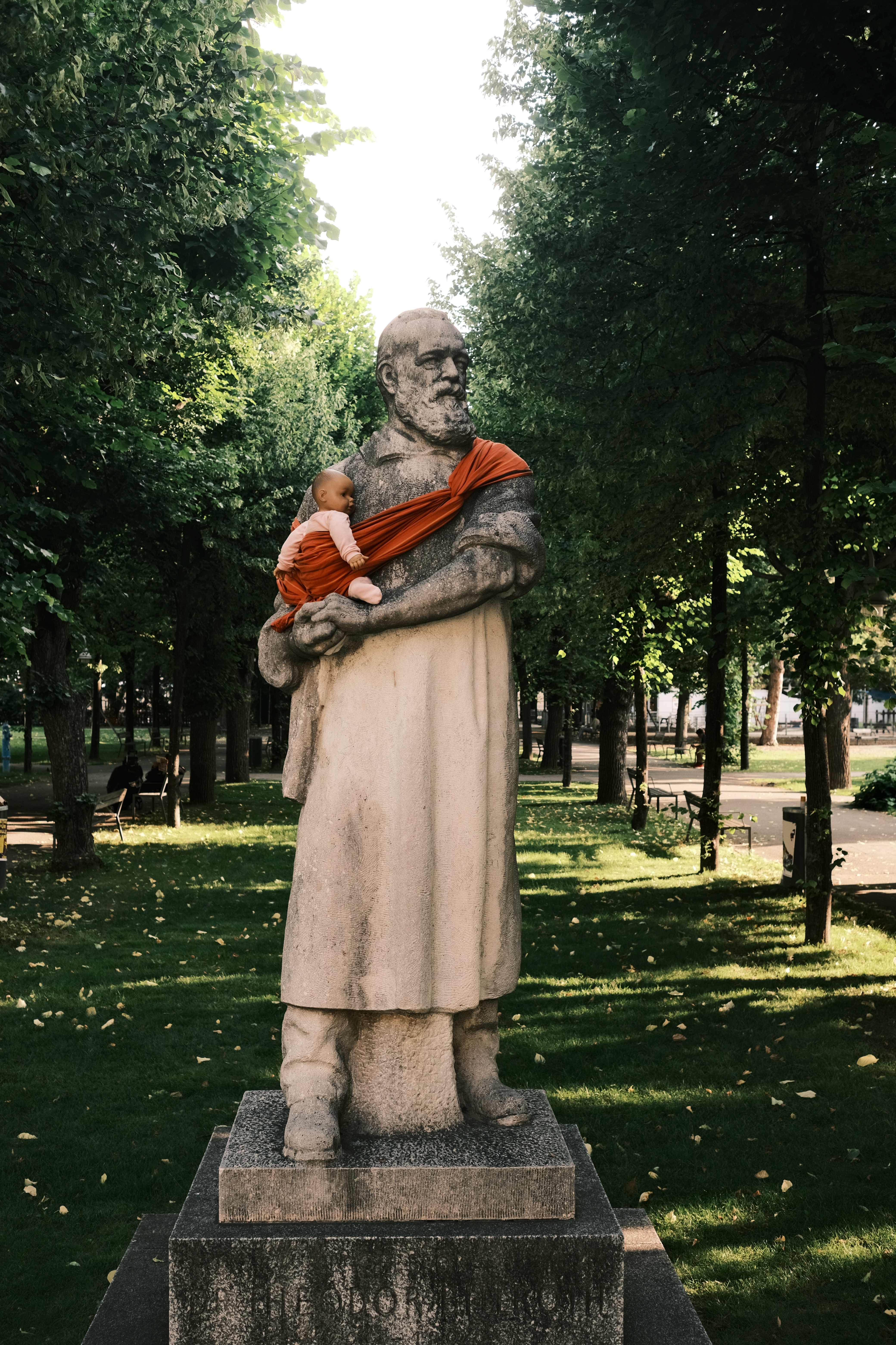 Männerstatue mit Baby