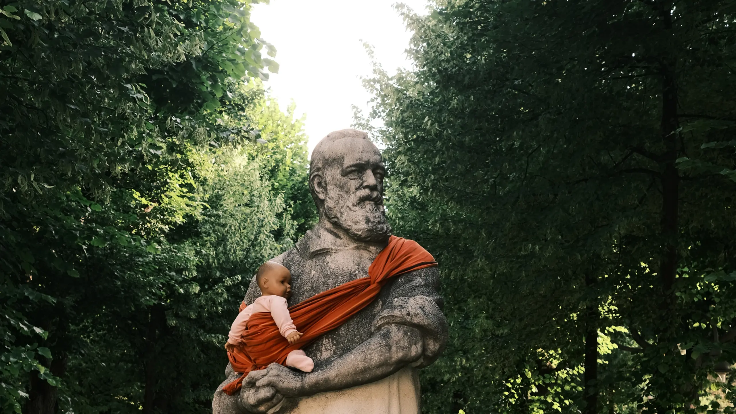 Männerstatue mit Baby
