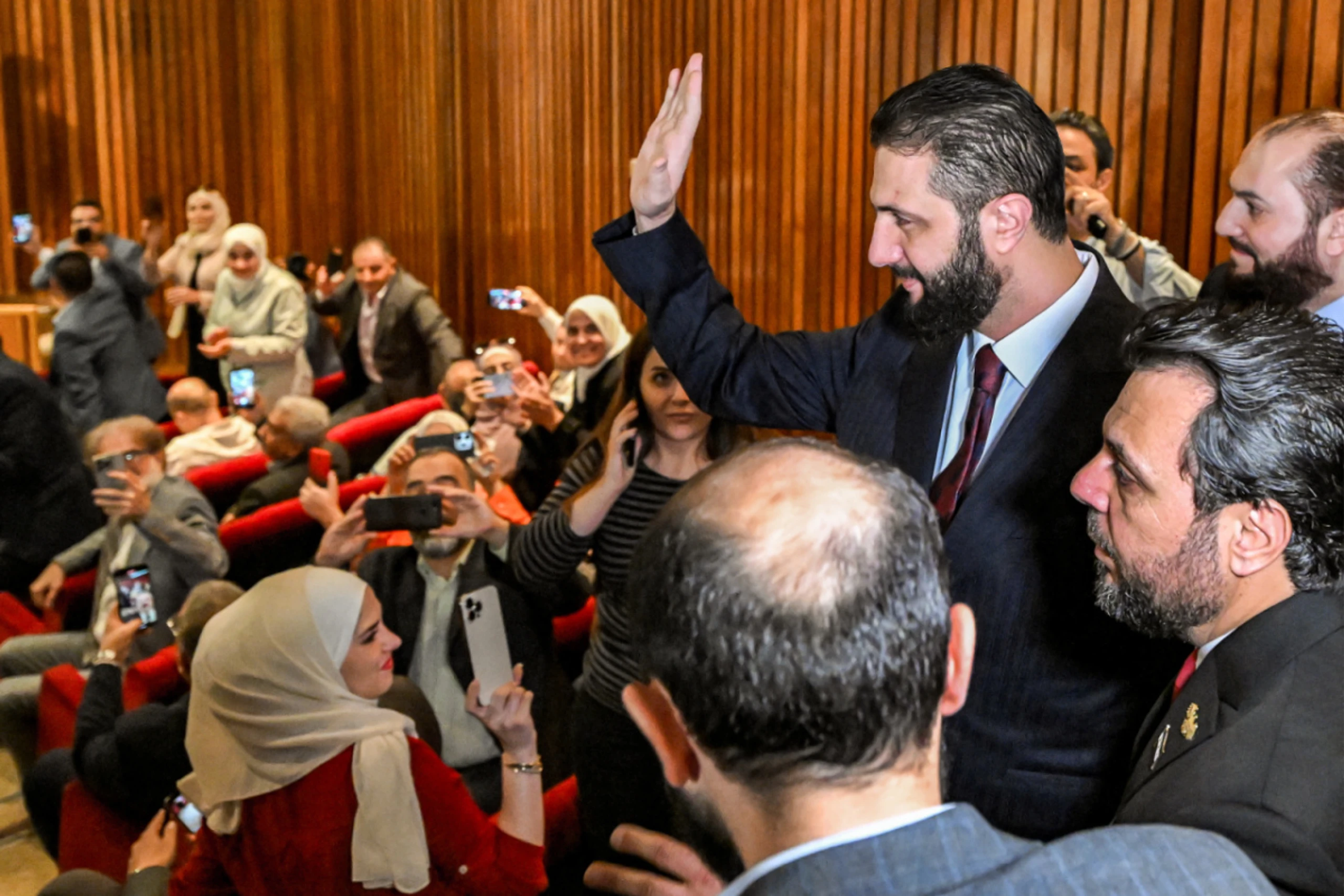 Präsident al-Sharaa bei der Stimmabgabe