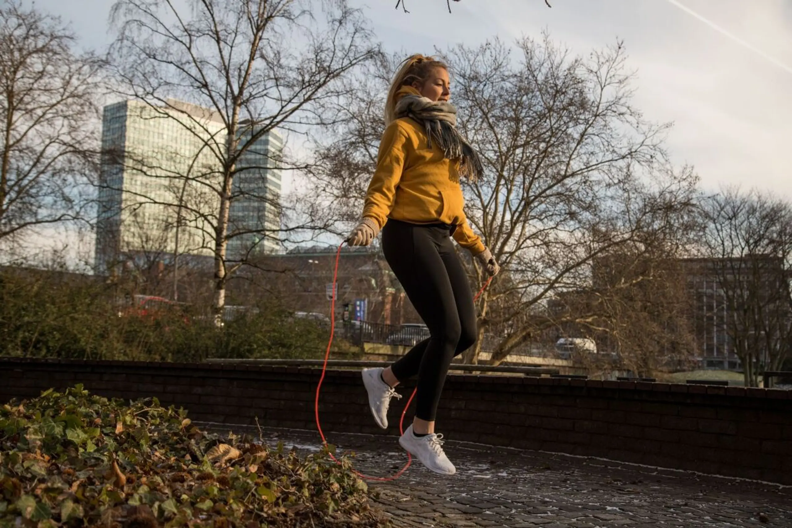 Seilspringen weckt nostalgische Gefühle und es hält einen auch fit