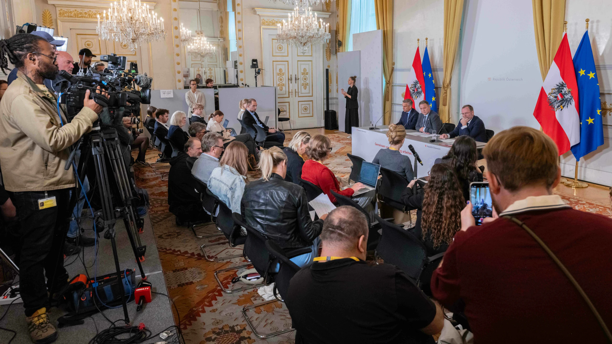 Eiskalter Medienherbst: Wenn Parteien senden und Medienhäuser sparen
