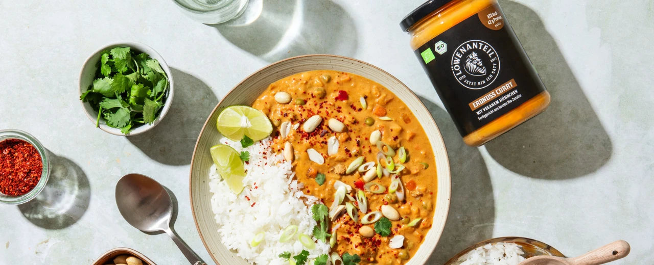 © Löwenanteil Löwenanteil Erdnuss Curry mit Reis und Limetten. Fertiggericht aus besten Bio-Zutaten.
