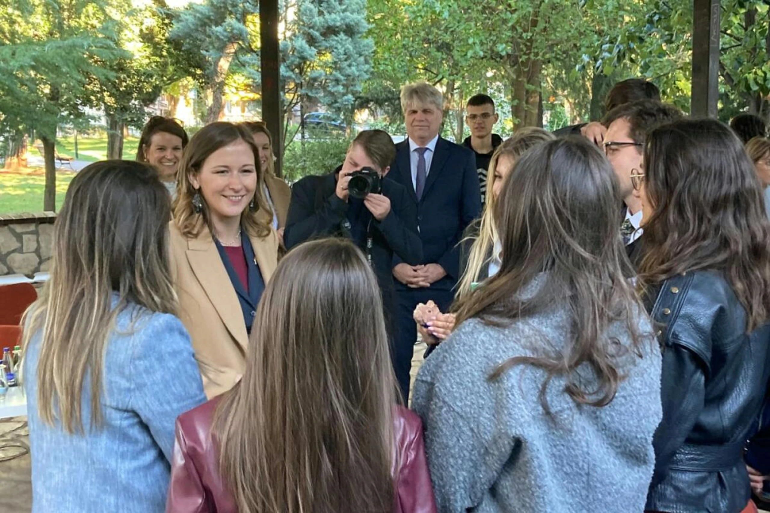 Plakolm im Gespräch mit Jugendlichen in Podgorica