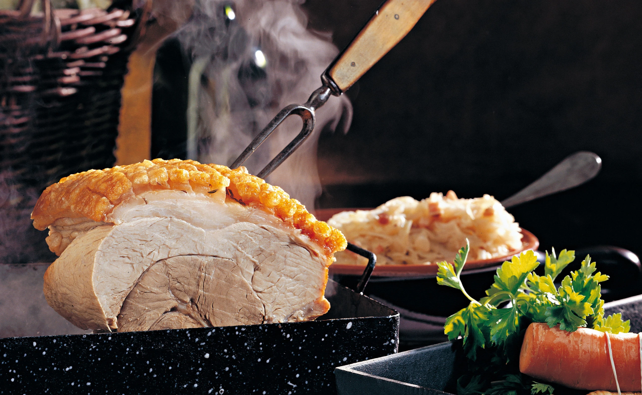 Gebratene Schweinsschulter mit Semmel-Kräuter-Nockerln