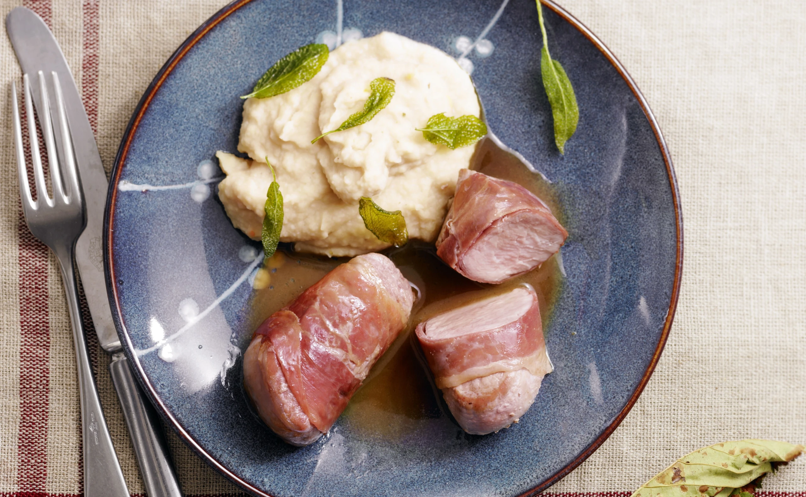 Schweinsfilet mit Bohnen-Salbeipüree