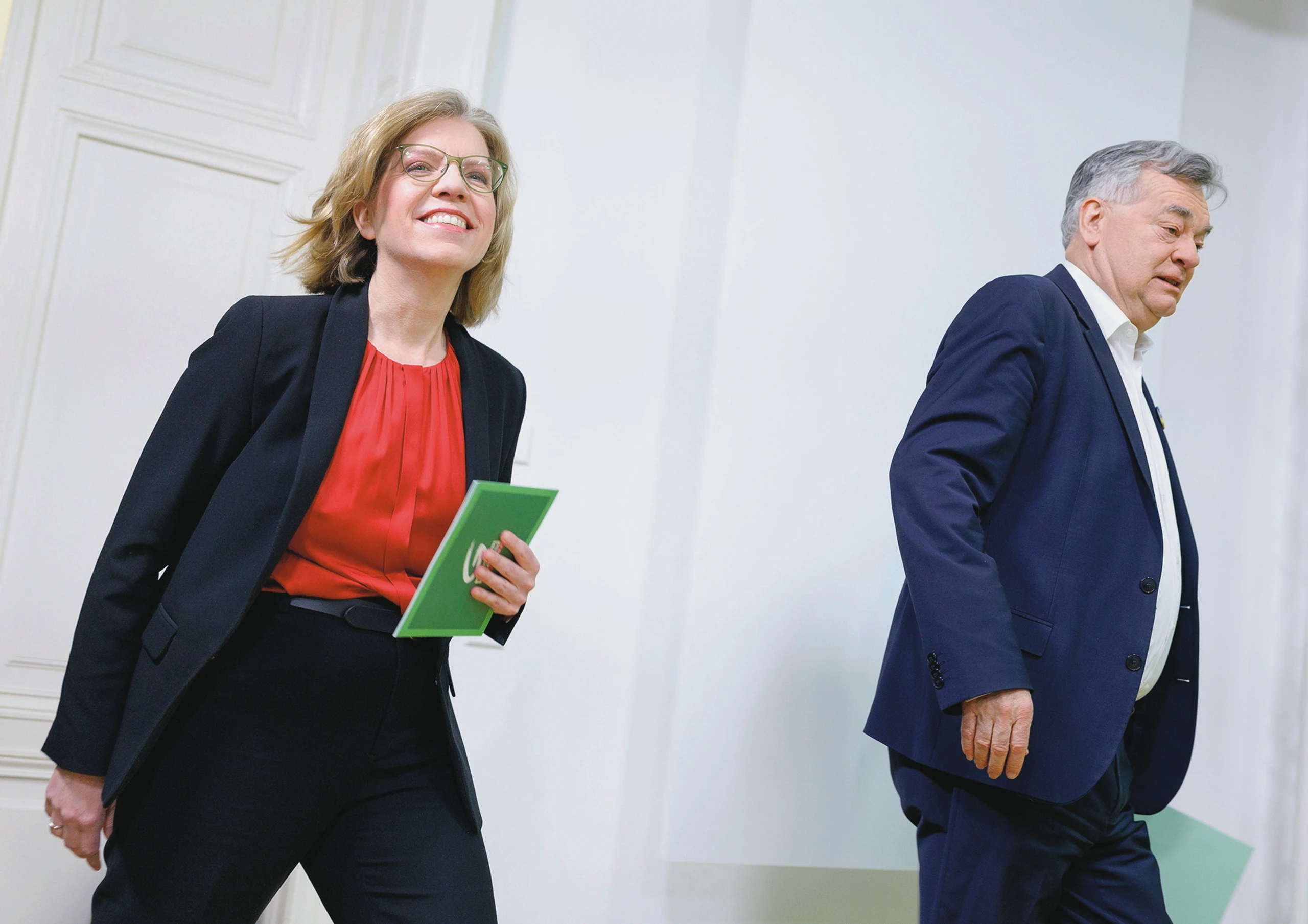 Download von www.picturedesk.com am 06.10.2025 (16:26). ABD0070_20250228 - WIEN - ÖSTERREICH: (v.l.) Klimaschutzministerin Leonore Gewessler (GRÜNE) und Sportminister Werner Kogler (GRÜNE)am Freitag, 28. Februar 2025, anl. einer PK "Erste Analyse des Regierungsprogramms von ÖVP, SPÖ und NEOS" in Wien. - FOTO: APA/TOBIAS STEINMAURER - 20250228_PD3857 - Rechteinfo: Rights Managed (RM)