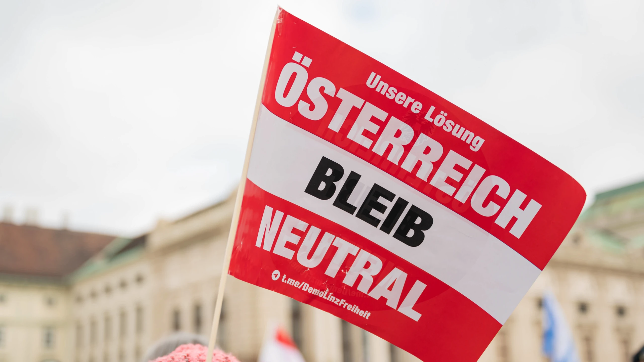 Knappes Drittel für „Neudefinition“ der Neutralität