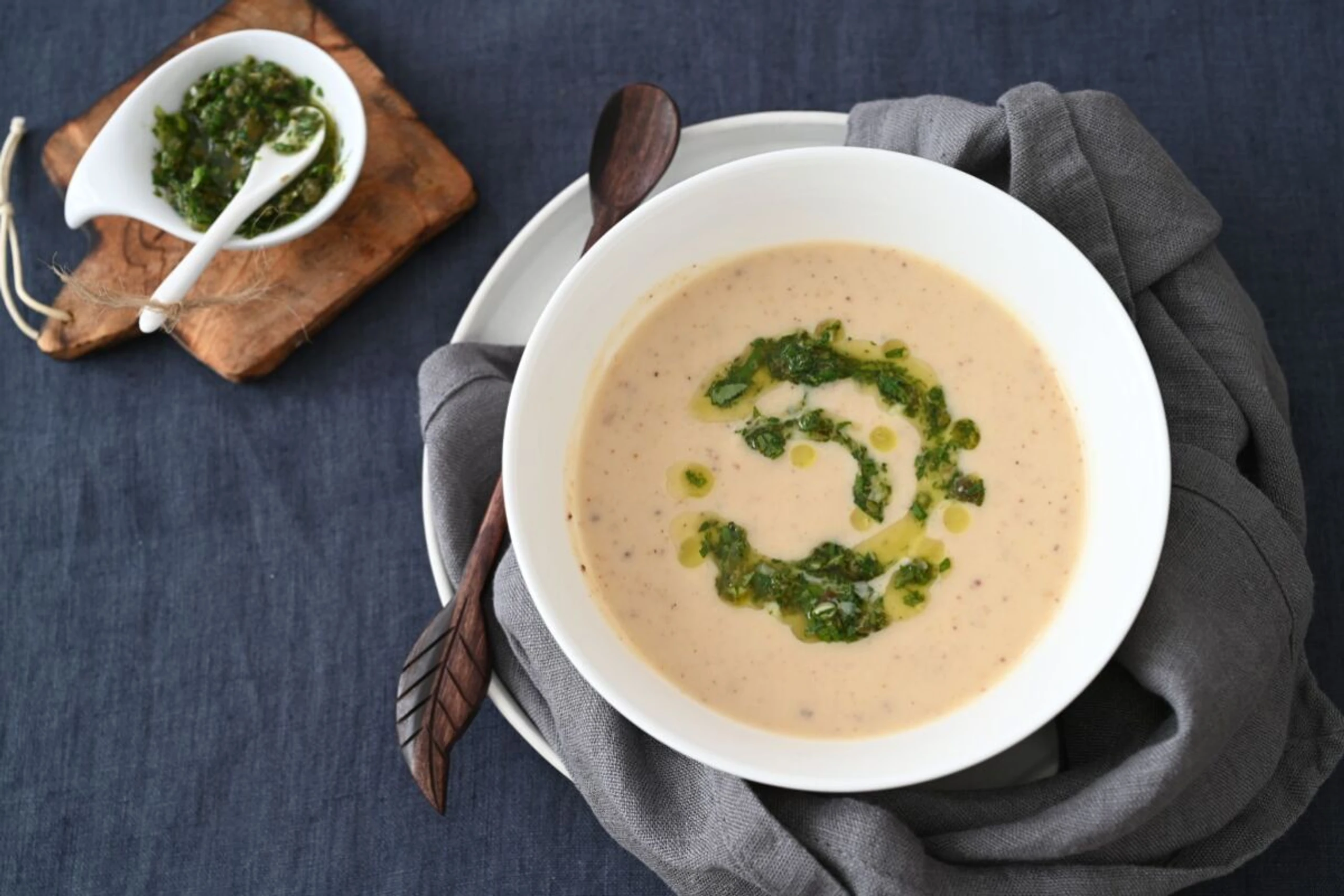 Die Basis für die cremige Suppe sind Karfiol, Kartoffeln und Sellerie