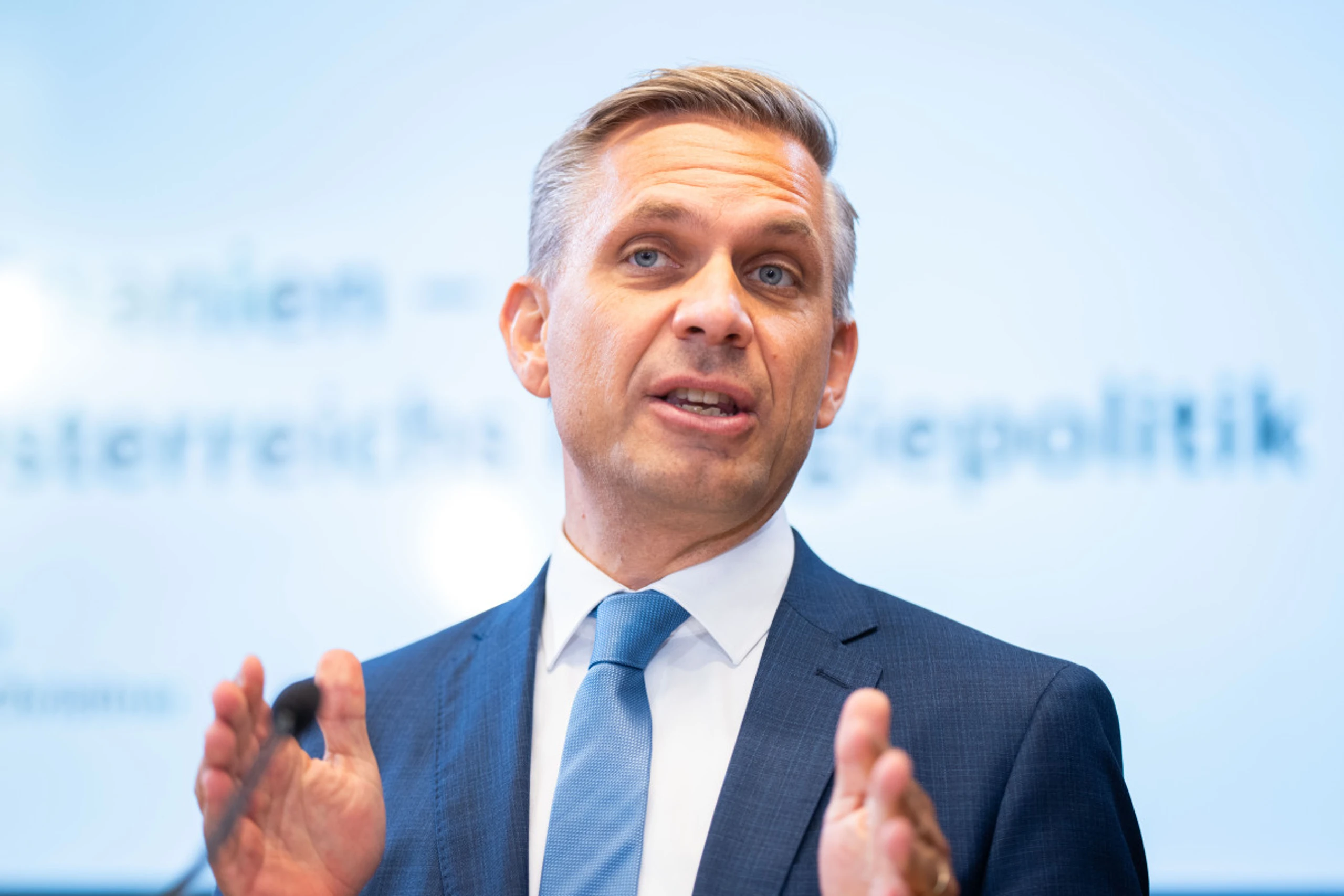 Wirtschaftsminister fordert "faire Übergangsphase" für Industrie