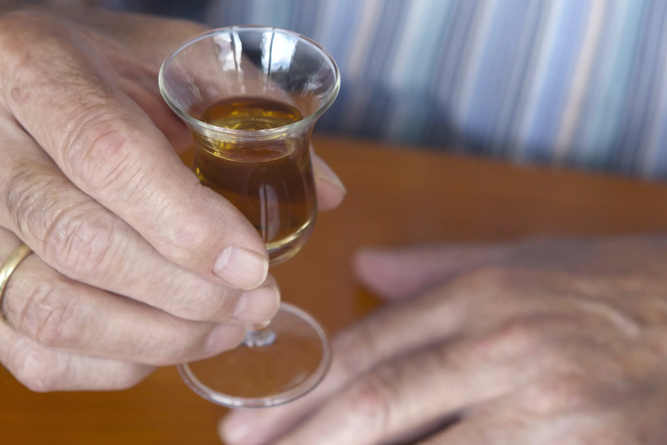 Alkohol hat eine leicht narkotisierende Wirkung auf das Völlegefühl