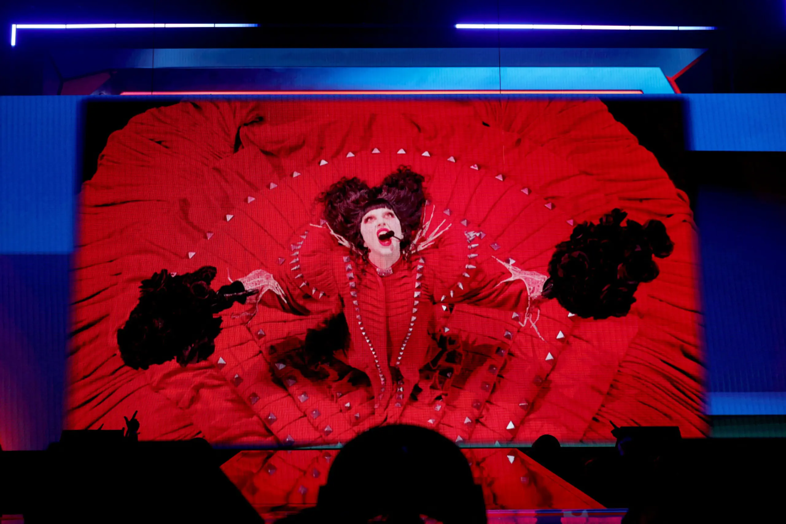 Lady Gaga trägt Rot