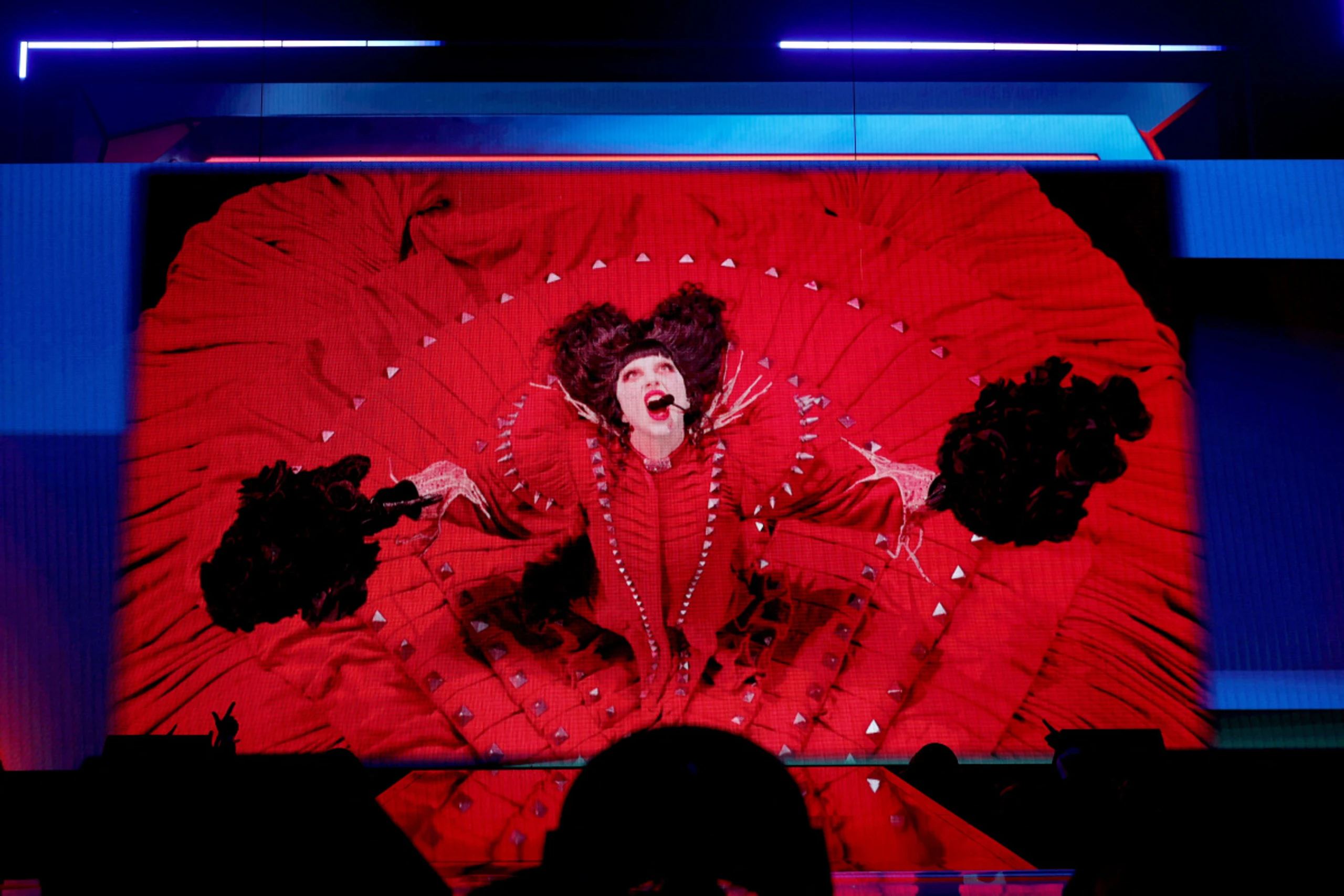 Lady Gaga trägt Rot