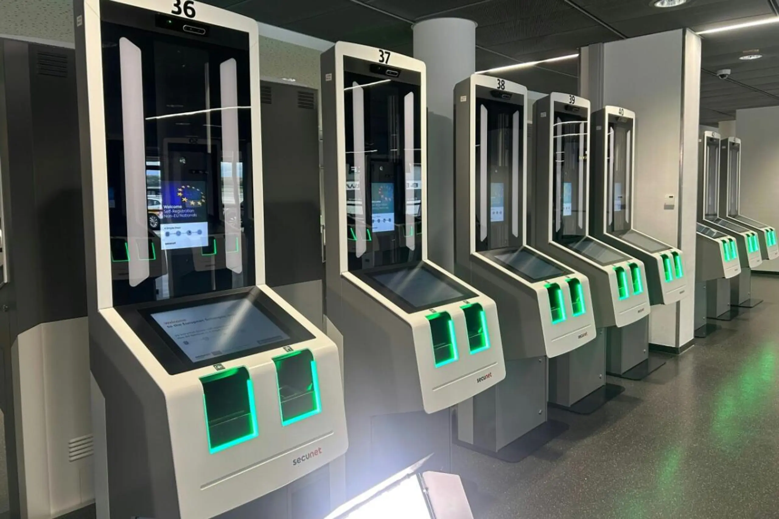 Terminals für das neue Exit/Entry-System am Flughafen Wien