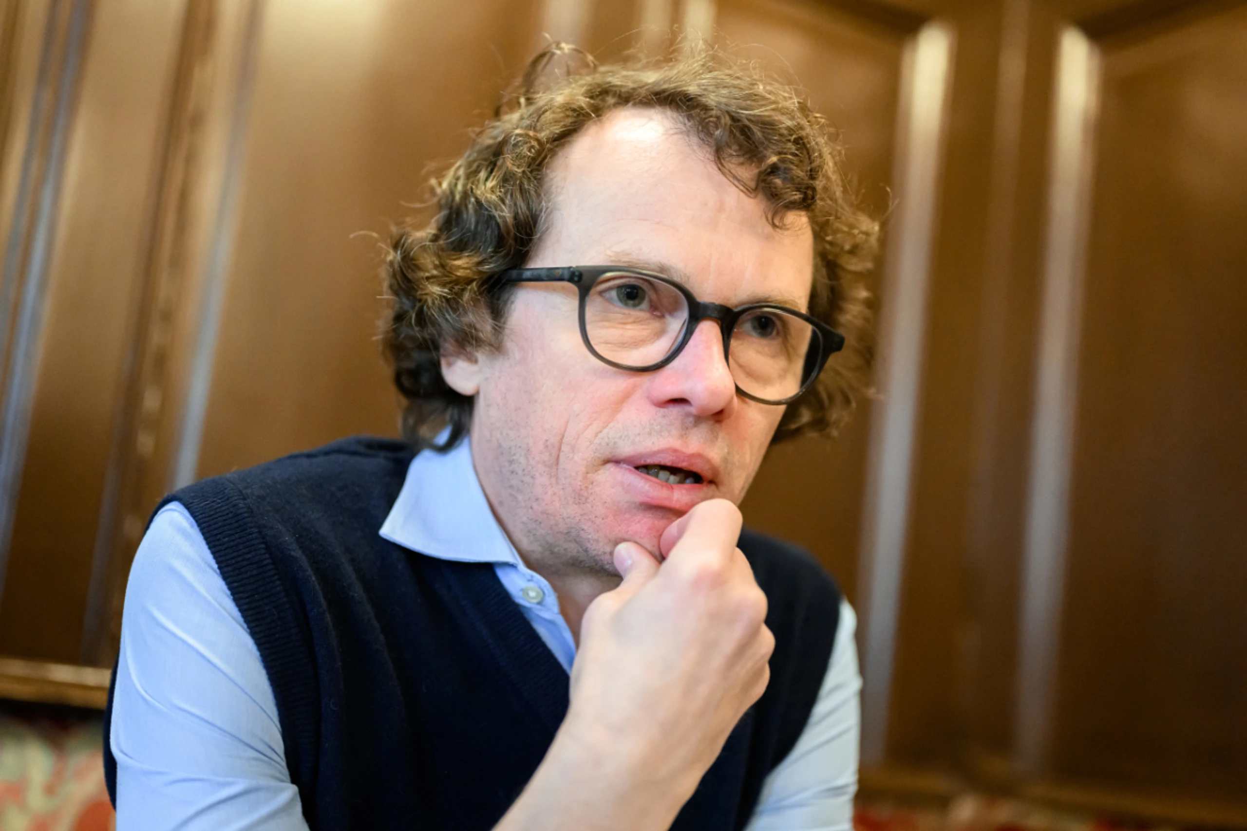 Martin Prinz liest in der Parlamentsbibliothek