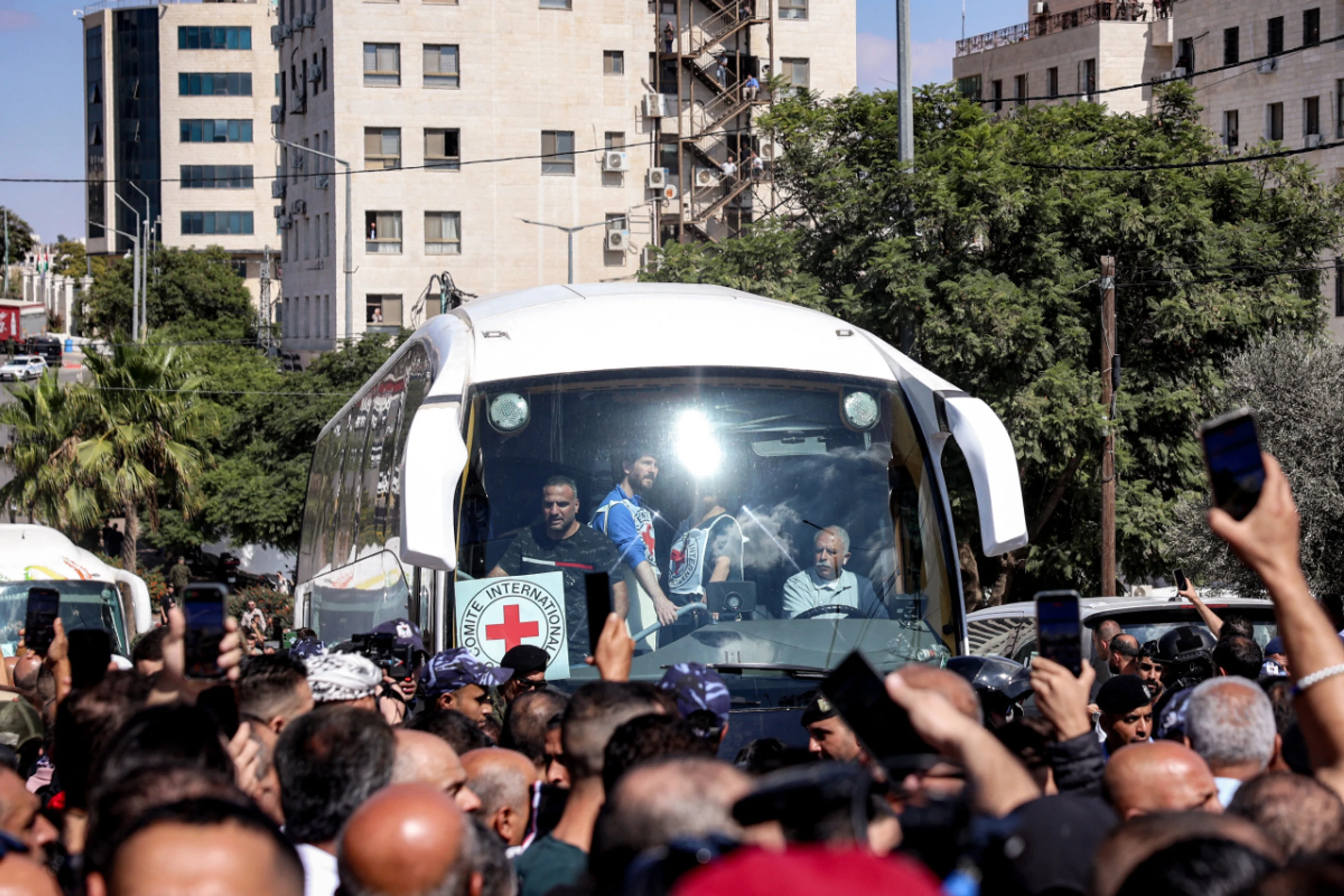 Busse mit freigelassenen Palästinensern in Ramallah eingetroffen