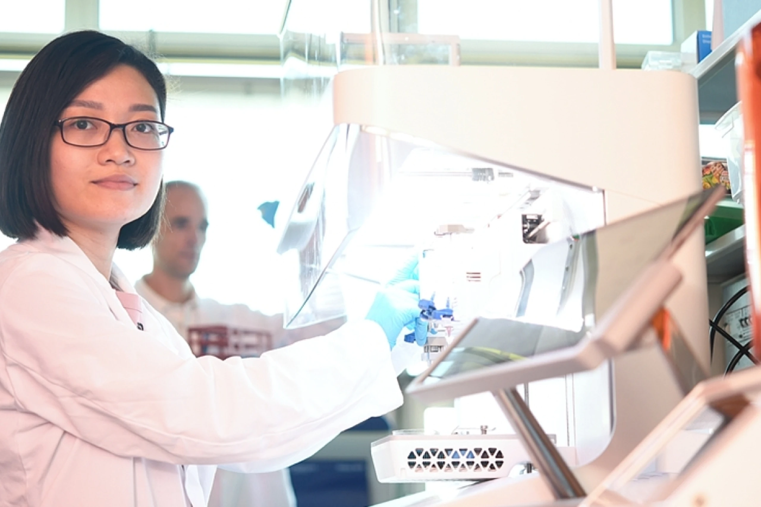 Empa-Forscherin Hien Le arbeitet an einer künstlichen Hornhaut