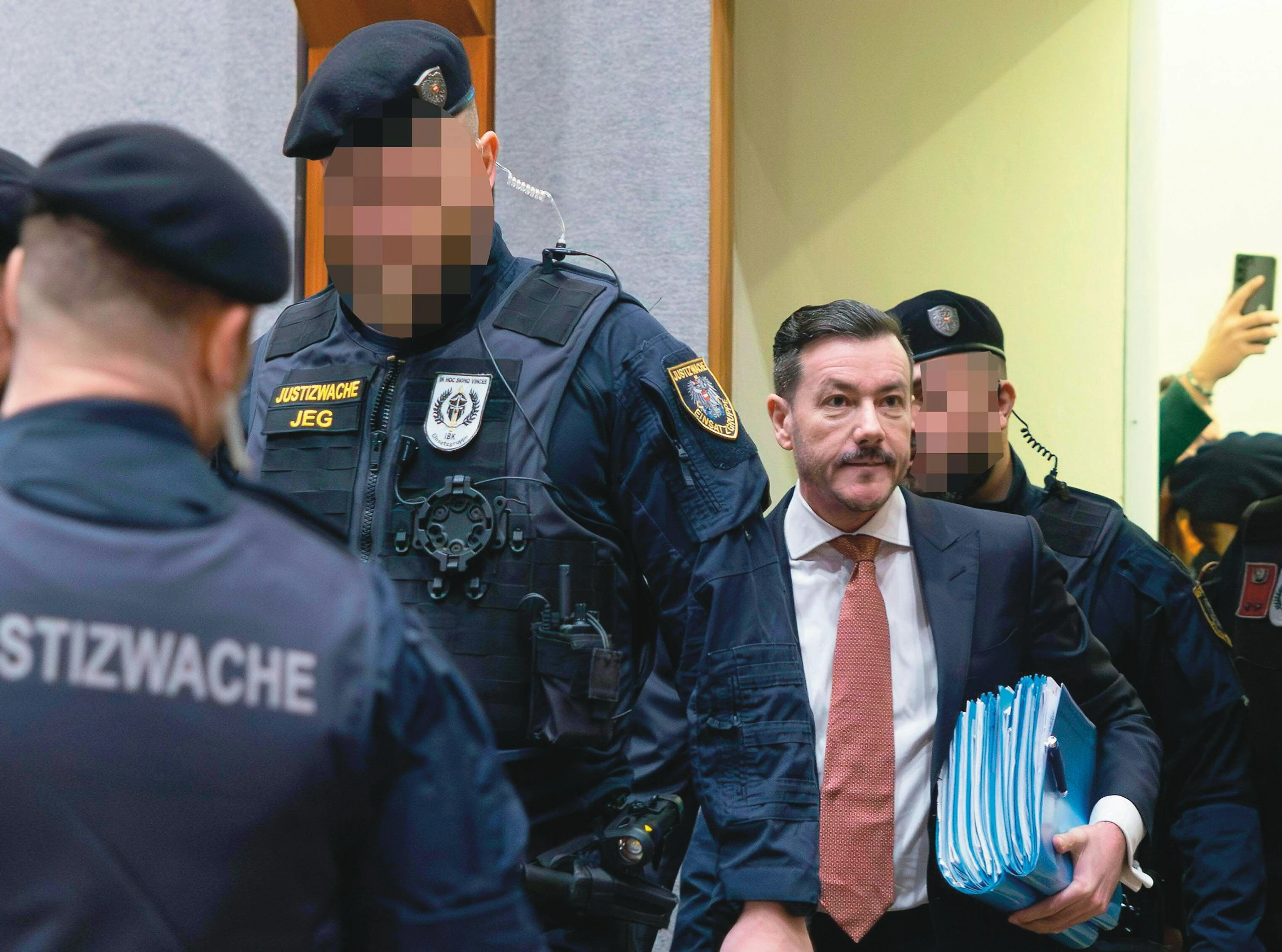 ABD0047_20251014 - INNSBRUCK - ÖSTERREICH: Der Angeklagte Rene Benko zu Beginn des Prozesses gegen den Signa-Gründer wegen des Vorwurfs der betrügerischen Krida, am Dienstag, 14. Oktober 2025, im Landergericht Innsbruck.