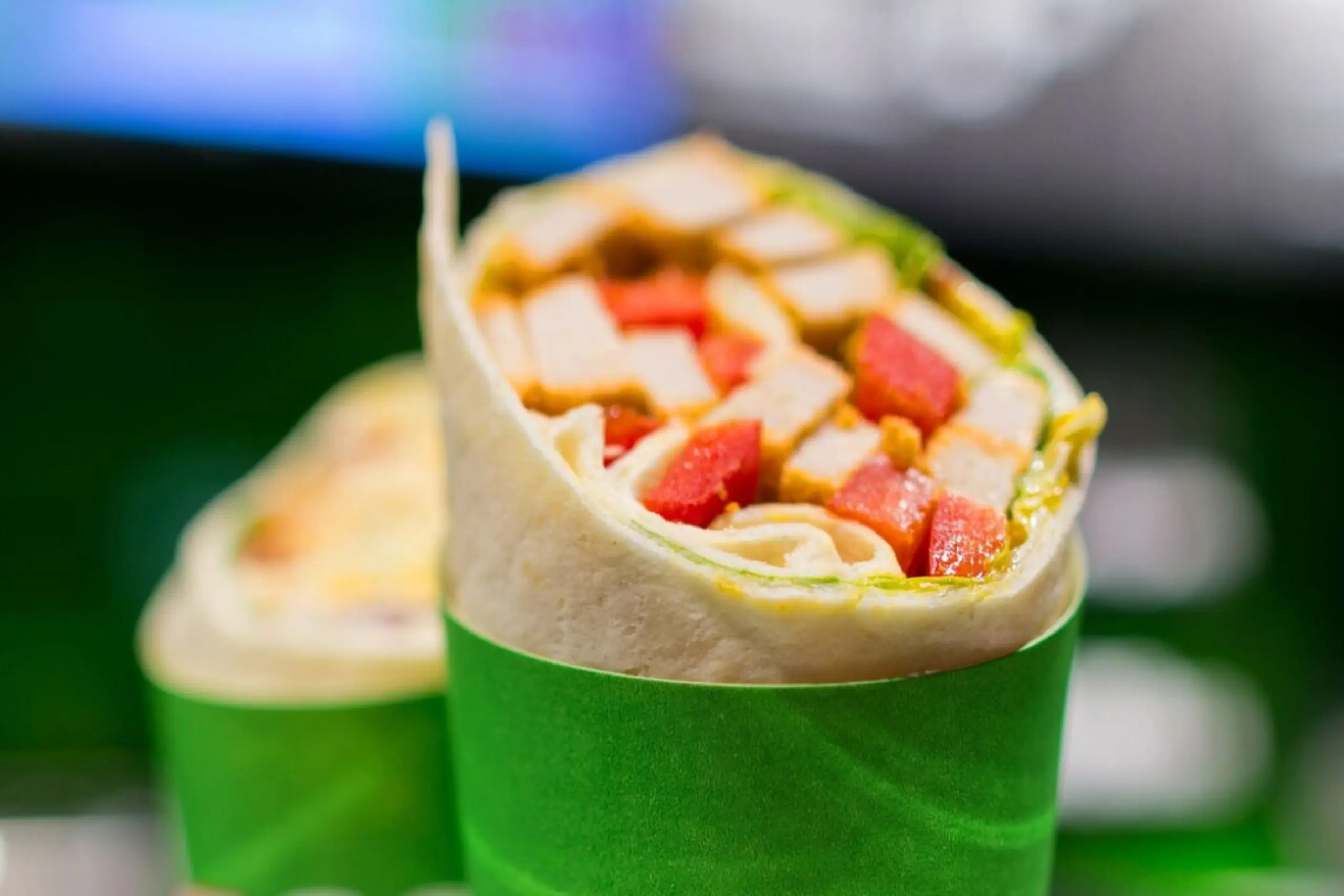 Die Wraps werden schräg geschnitten, damit sie gut gefüllt wirken