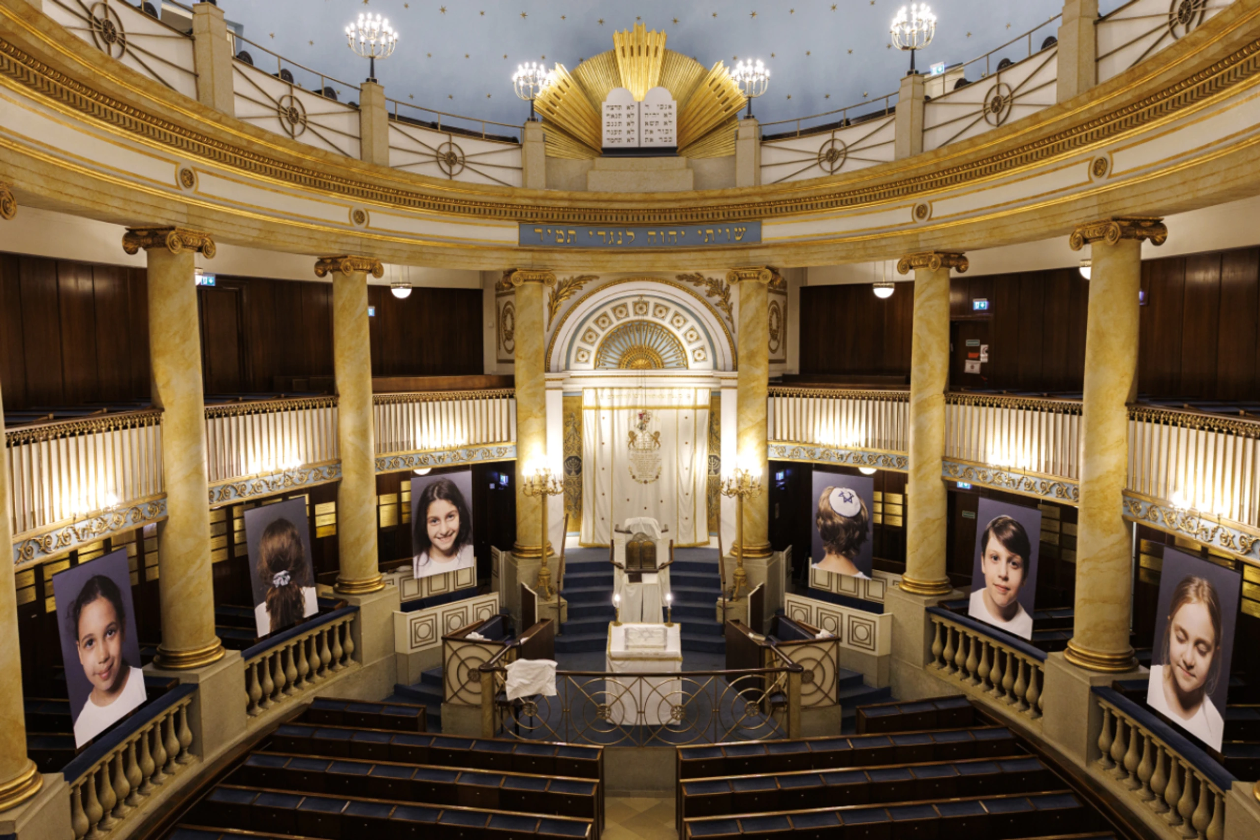 Kunstprojekt von Gottfried Helnwein im Wiener Stadttempel