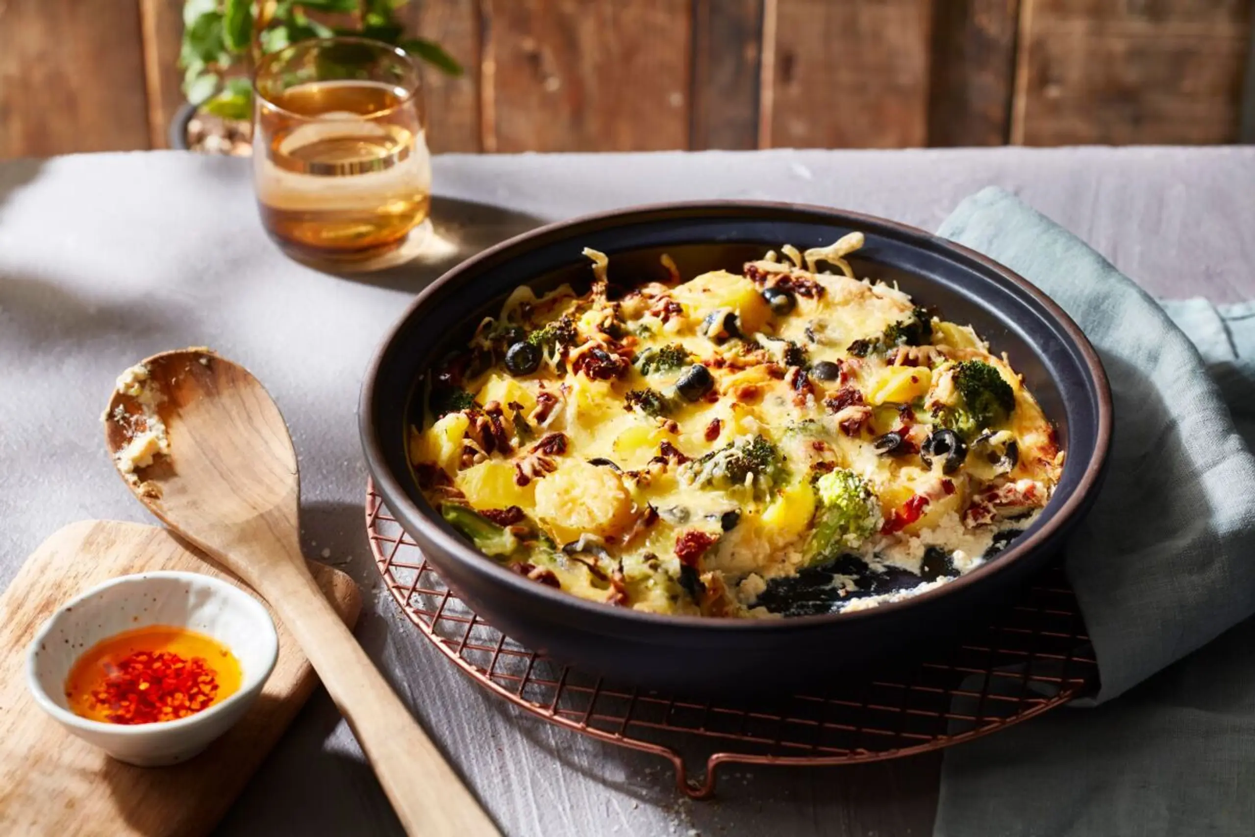 Eine Sauce aus Joghurt und Kräuterfrischkäse sorgt für Cremigkeit