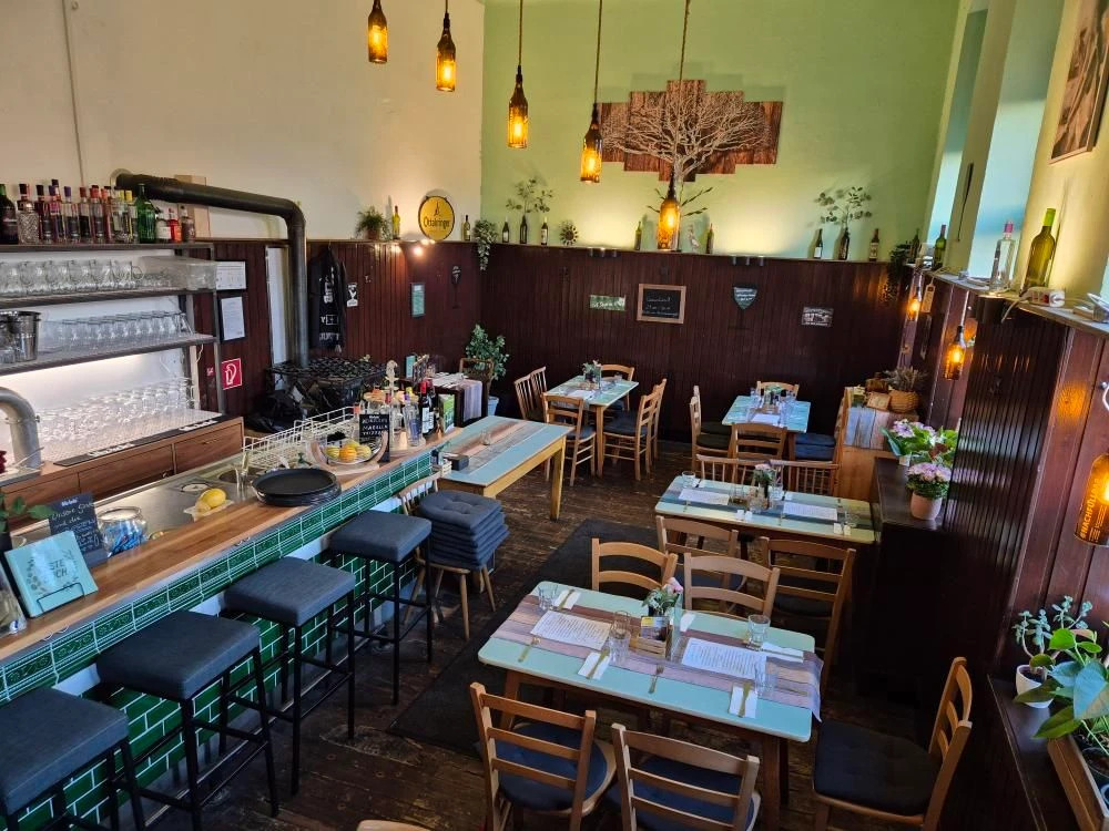 Gemütliches Restaurant Interieur mit Bar, Tischen und einladender Atmosphäre.