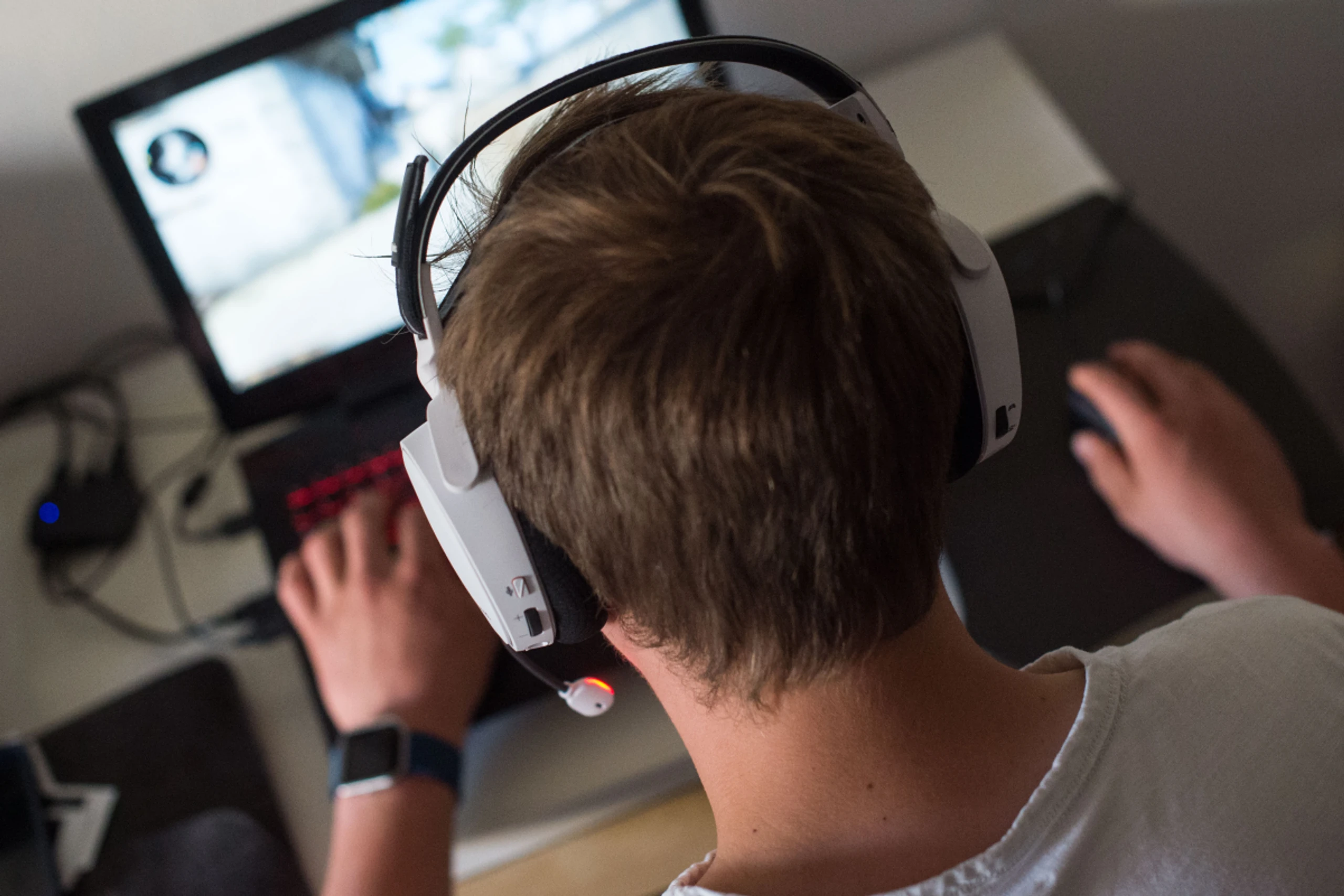 Videopiele am Laptop mit Headset sind beliebter Zeitvertreib