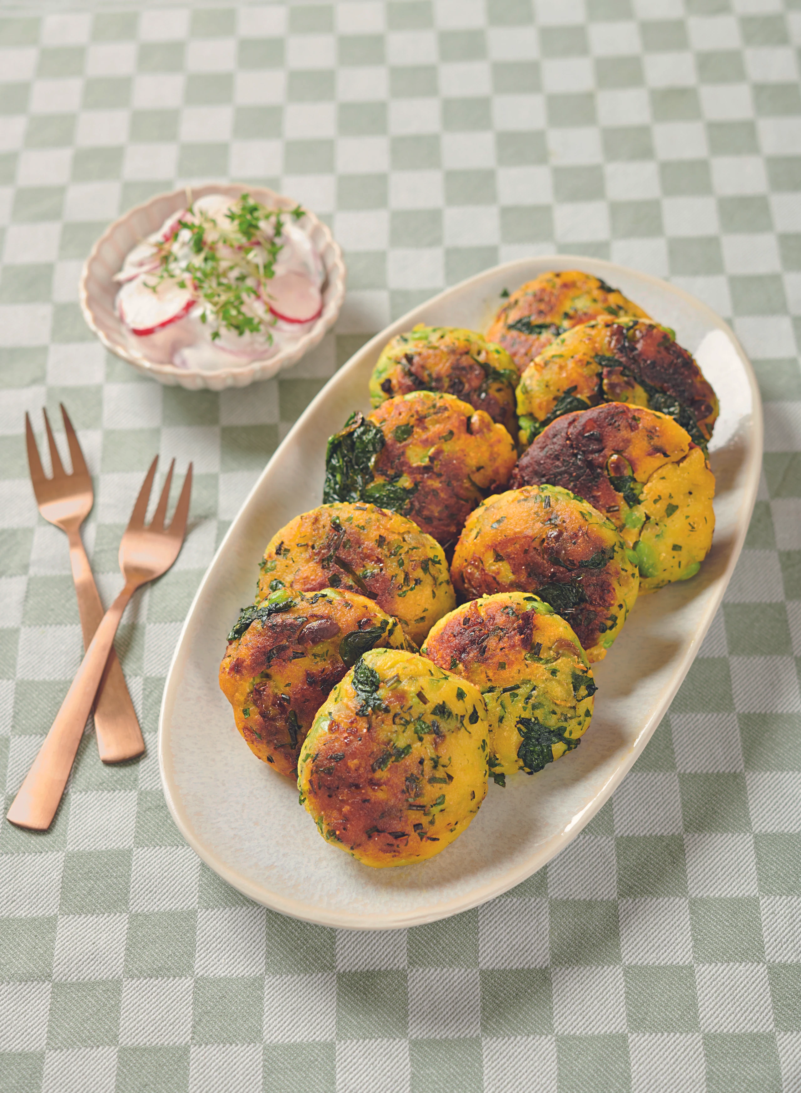 Cheesy Edamame-Laibchen mit Rahm-Radieschensalat