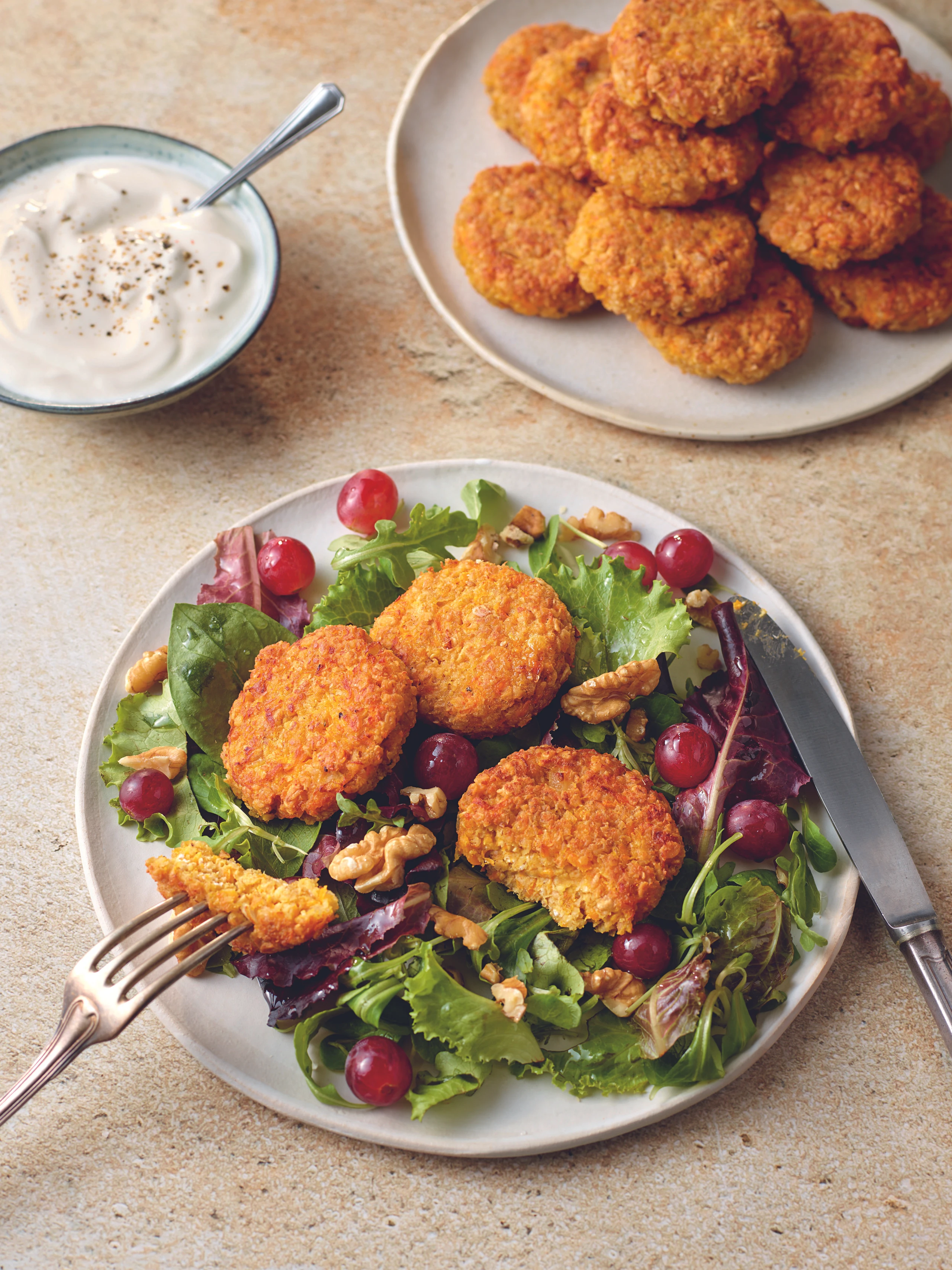 Haferflocken-Kürbislaibchen mit Salat