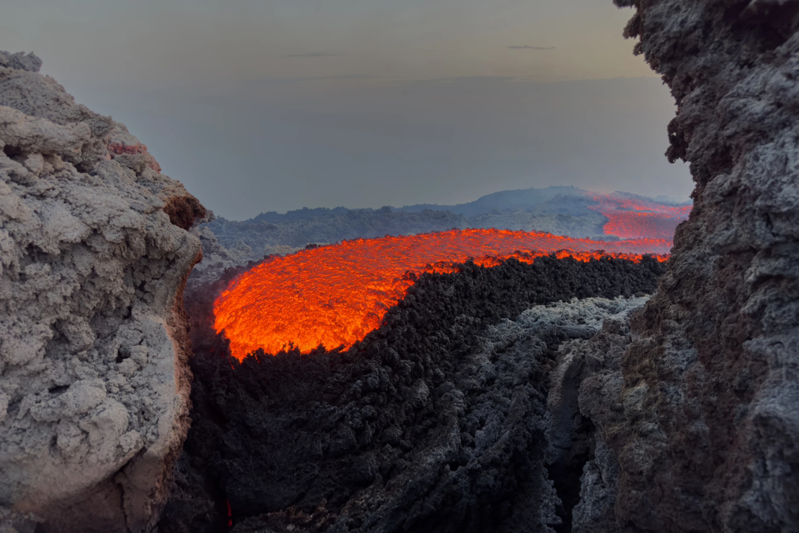 Diese Luftaufnahme zeigt einen Lavastrom am Ätna im August