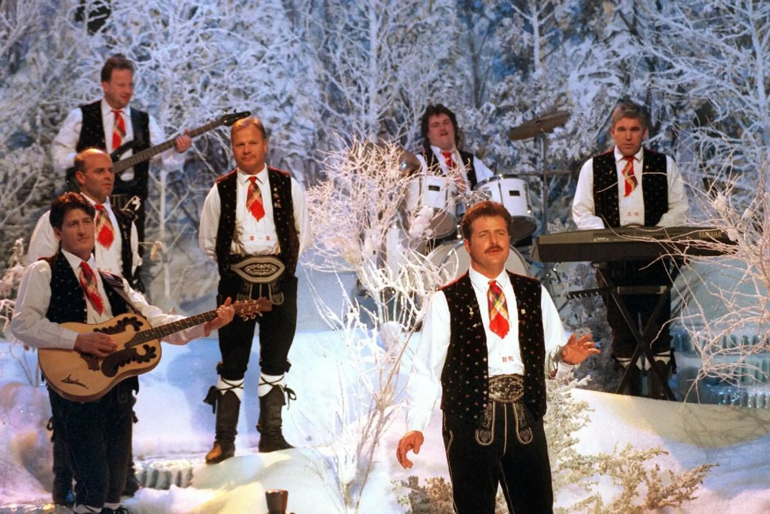 Die Kastelruther Spatzen bei einem Auftritt 1998