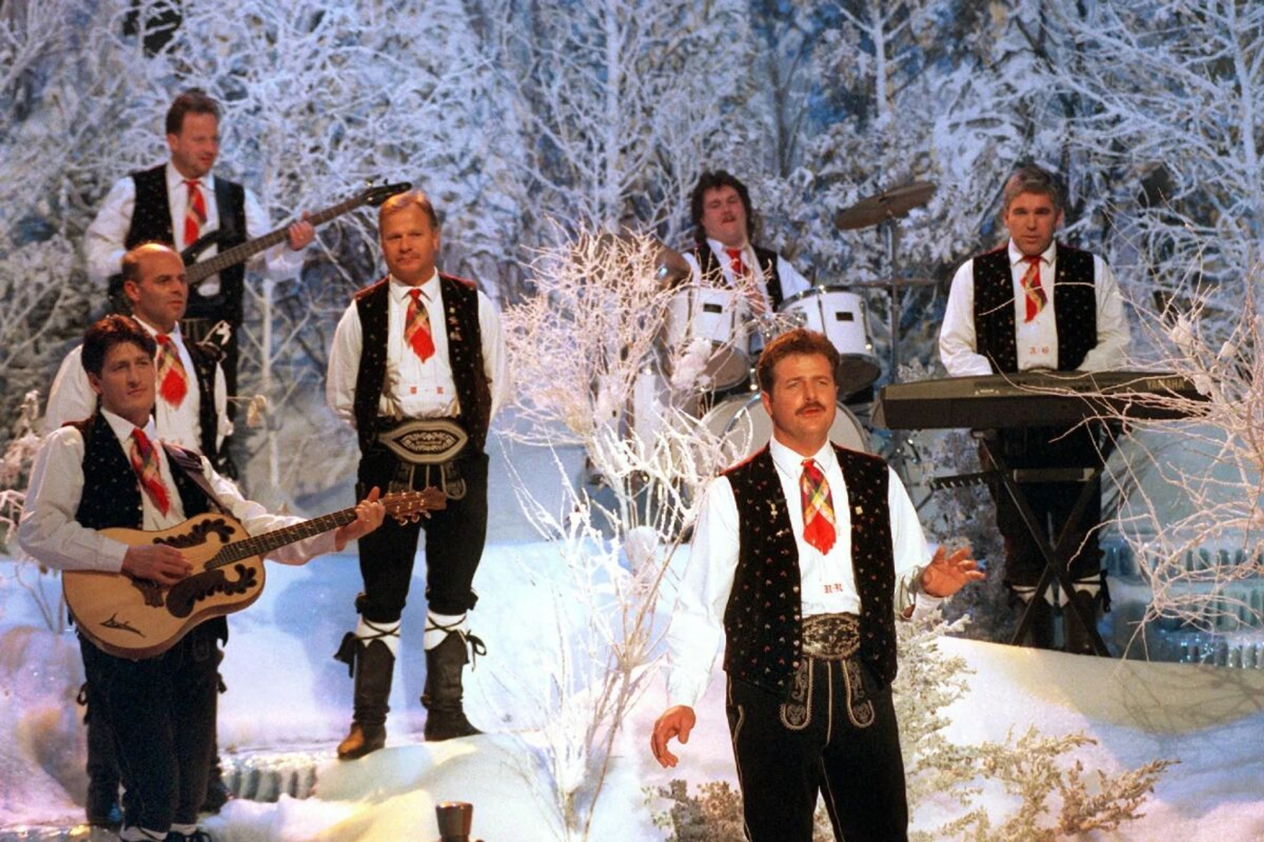 Die Kastelruther Spatzen bei einem Auftritt 1998