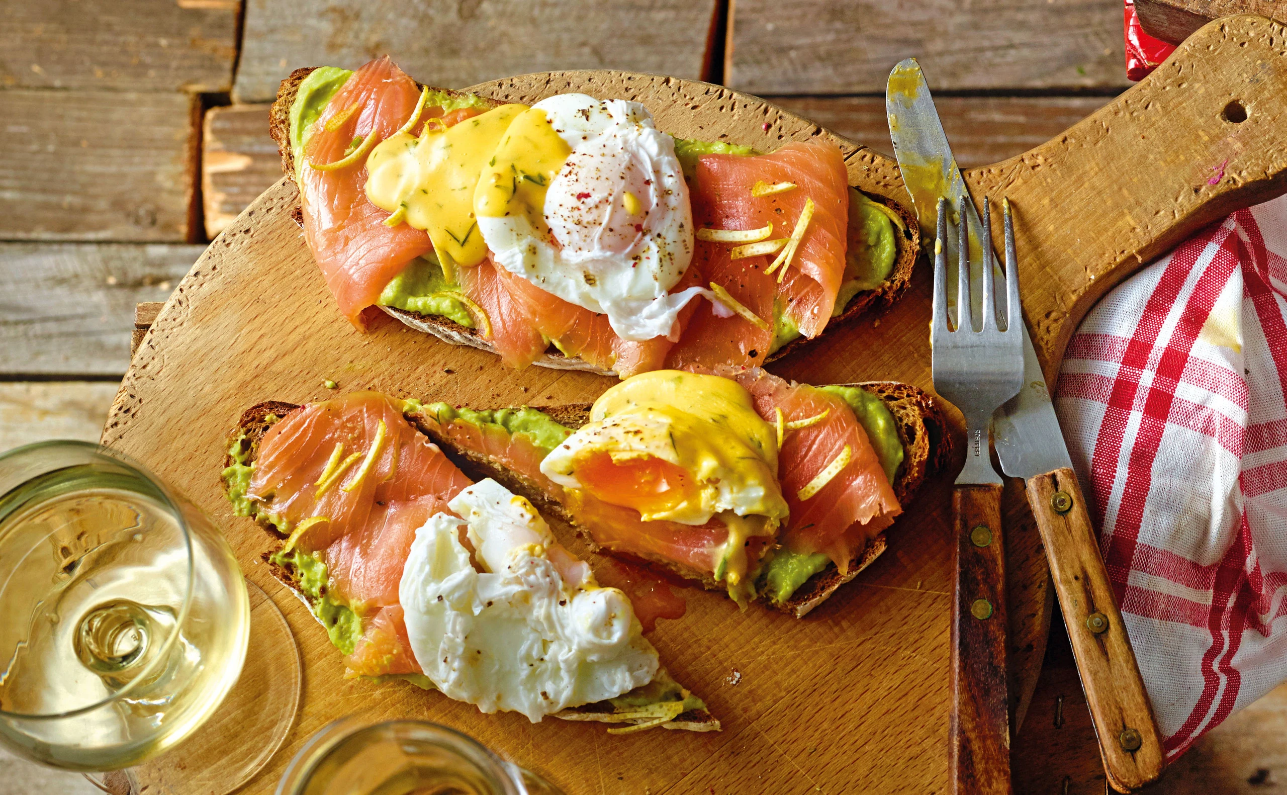 Brot mit Räucherlachs, Avocado, pochiertem Ei und Dill-Hollandaise