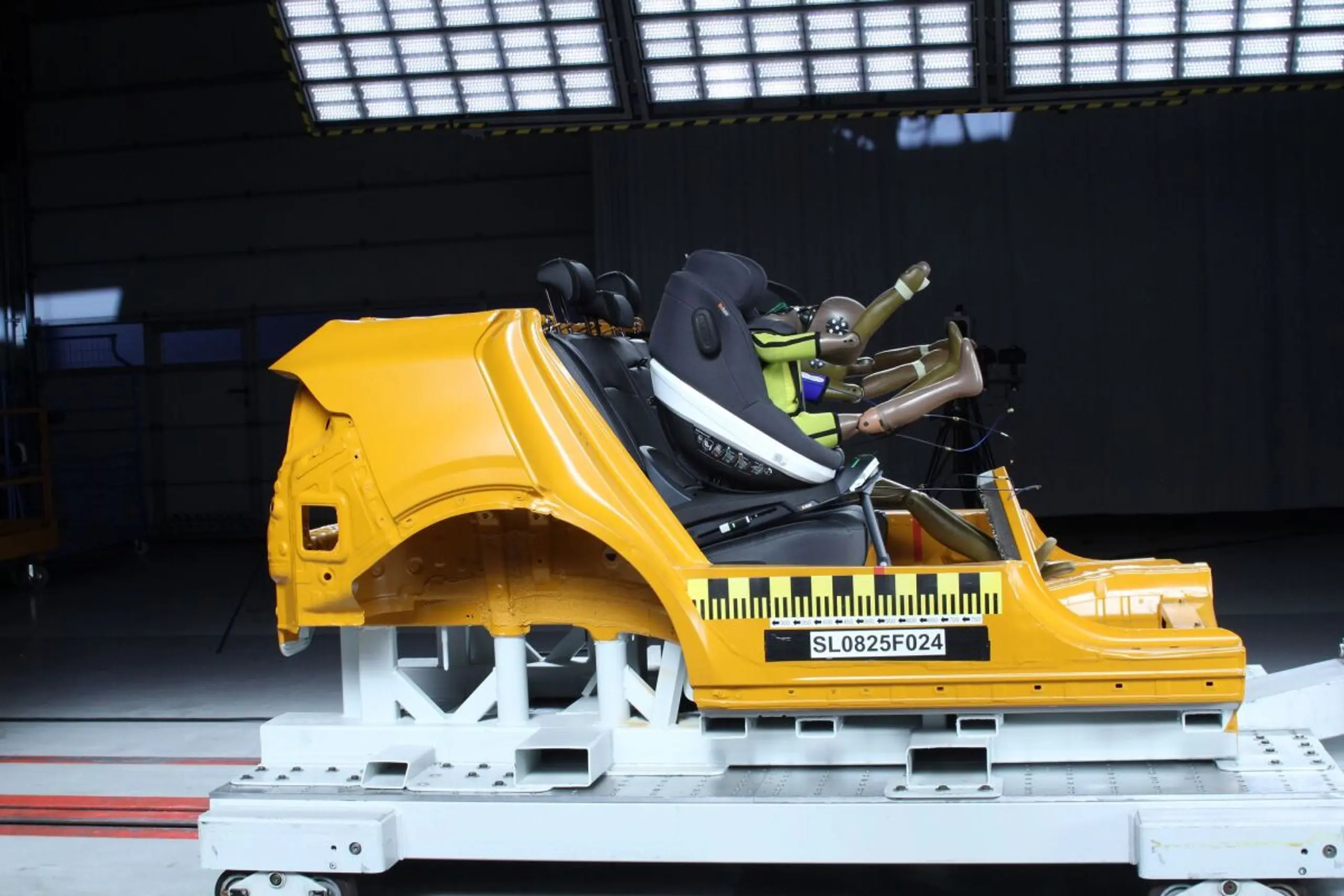 Crashtest: Sechs Babyschalen und elf Kindersitze hat der ADAC geprüft