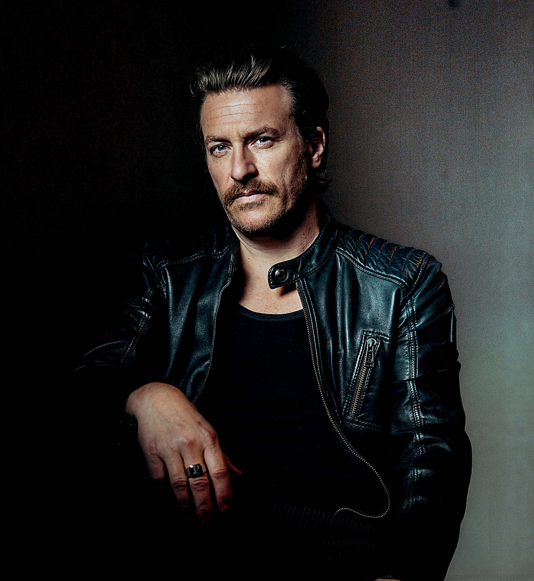 Parov Stelar in schwarzer Lederjacke