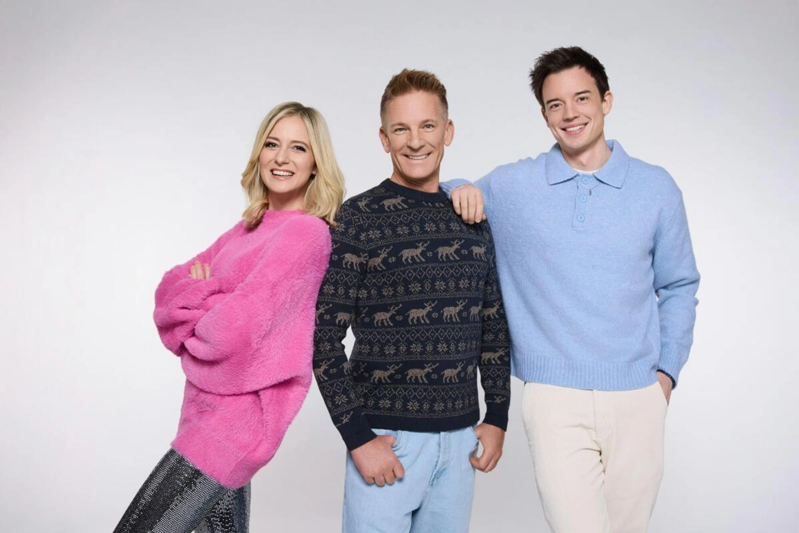 Tina Ritschl, Andi Knoll und Philipp Hansa beziehen eine Hütte