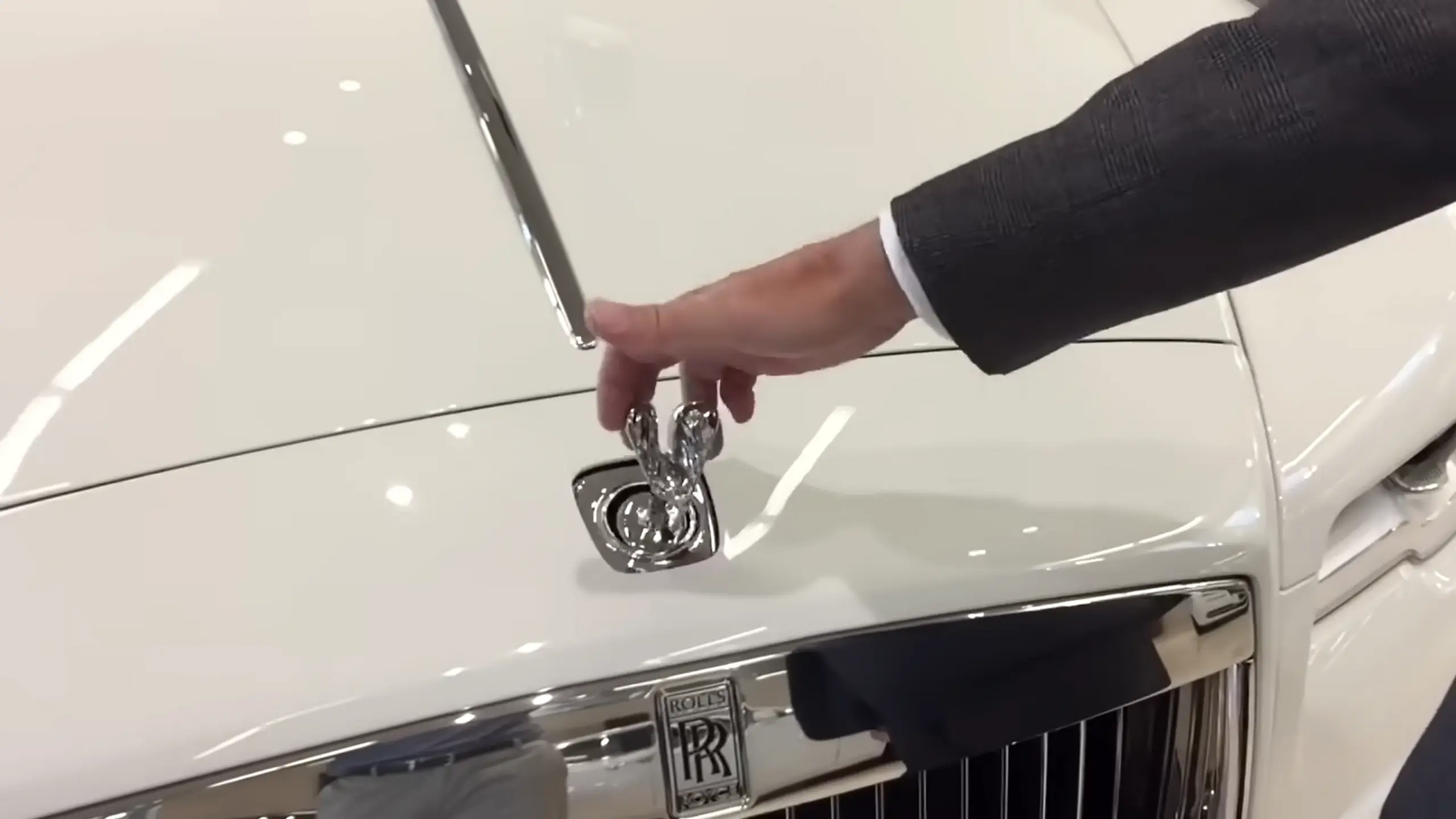 Was passiert, wenn man die Kühlerfigur eines Rolls-Royce Spirit of Ecstasy stehlen will?