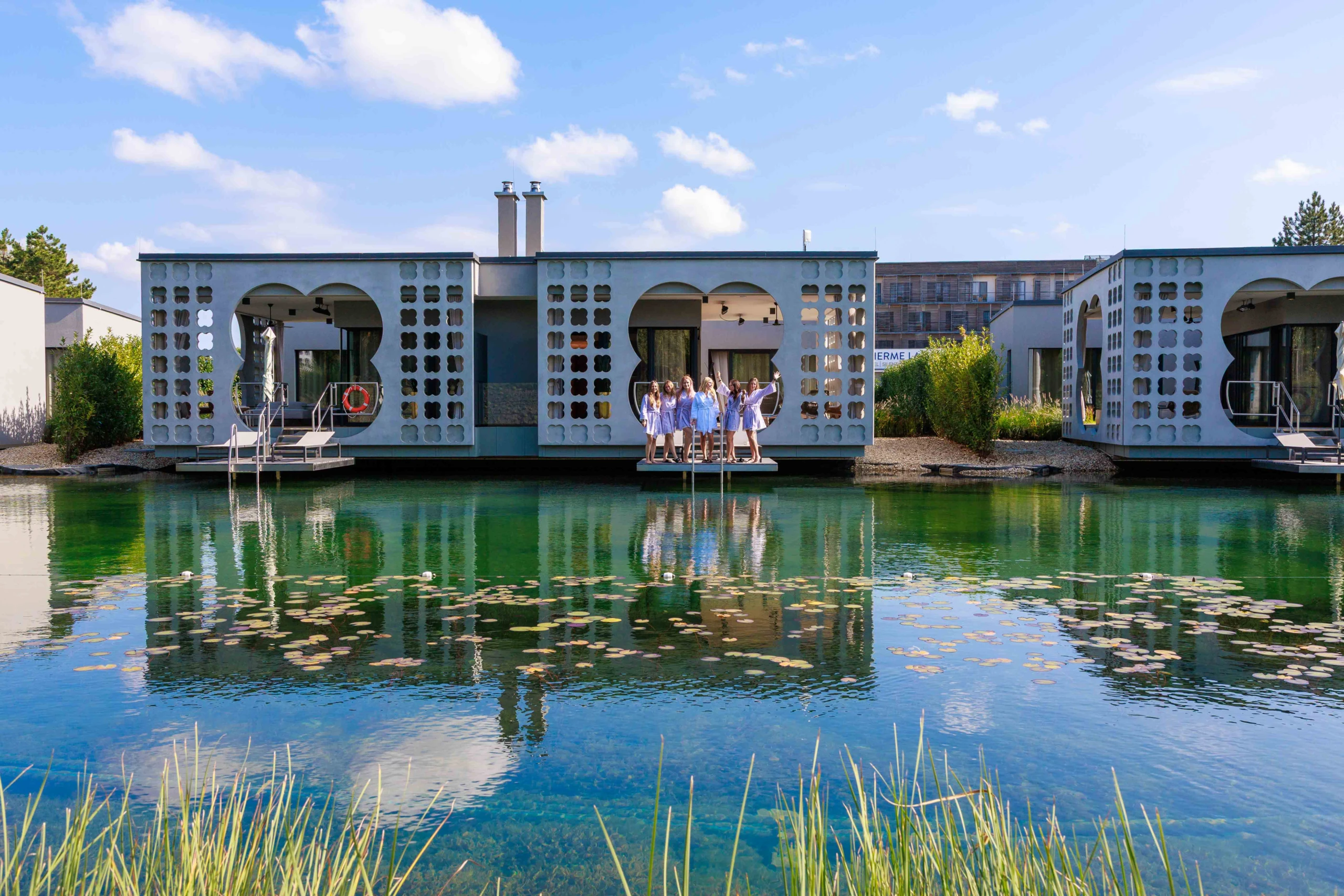 6 Personen stehen auf einem Steg