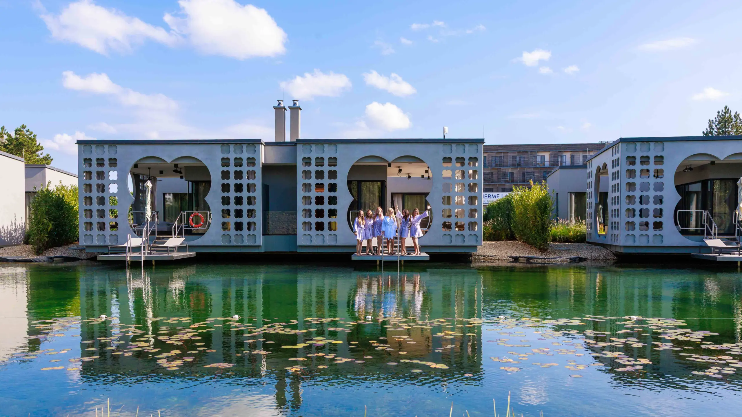 6 Personen stehen auf einem Steg