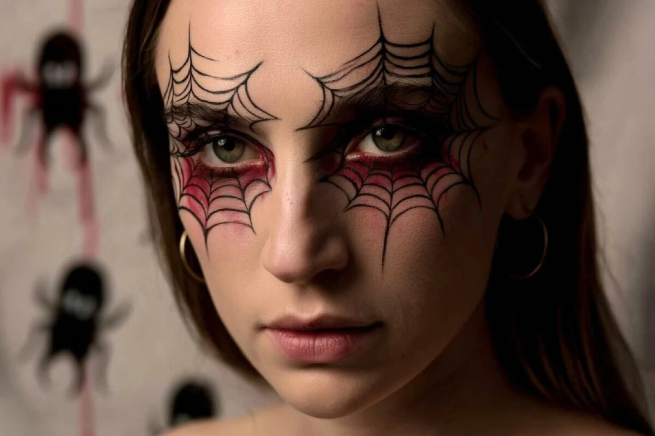 Wer möchte, kann beim Spider-Look kleine 3D-Spinnen aufkleben