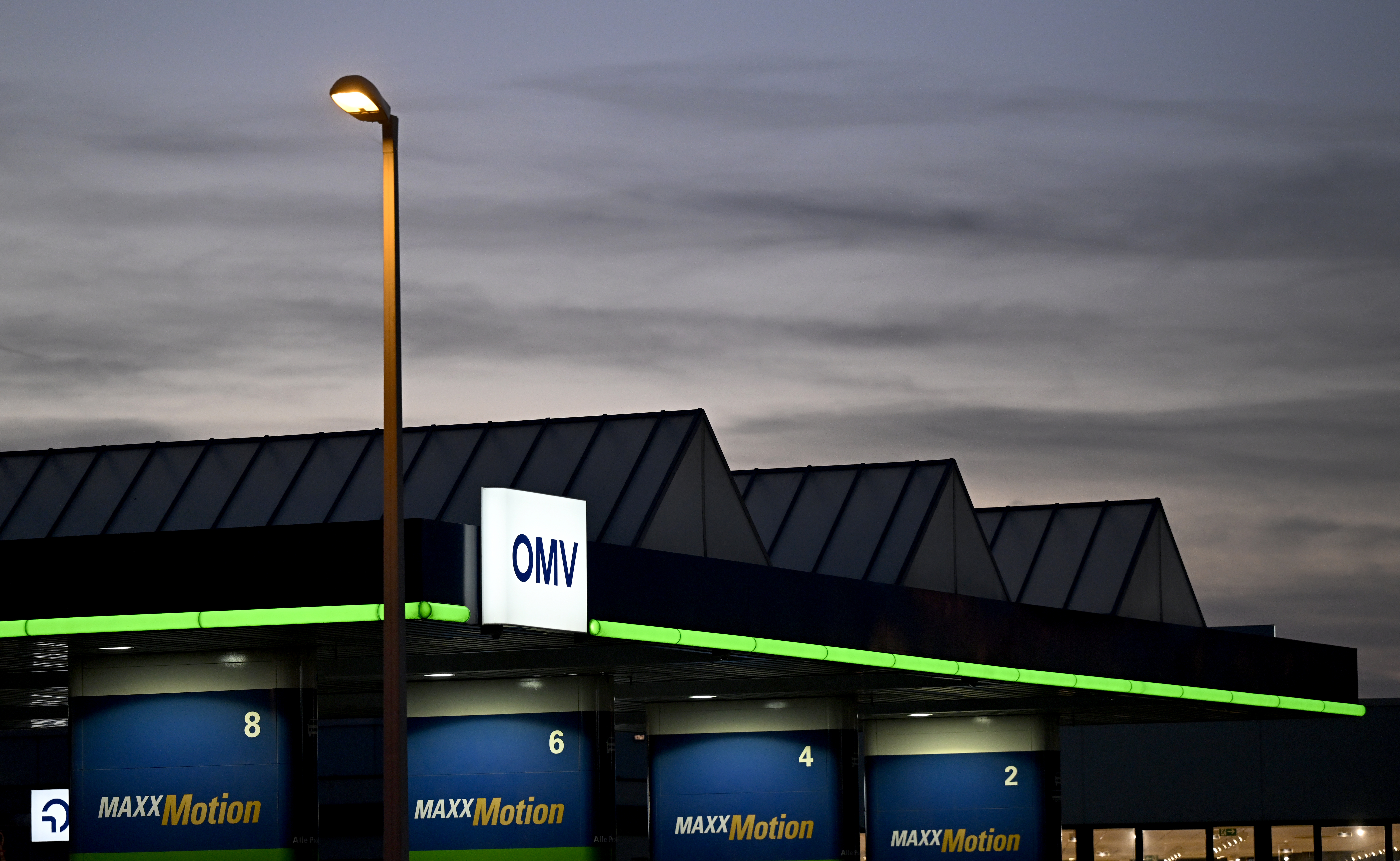 OMV-Tankstelle bei Nacht