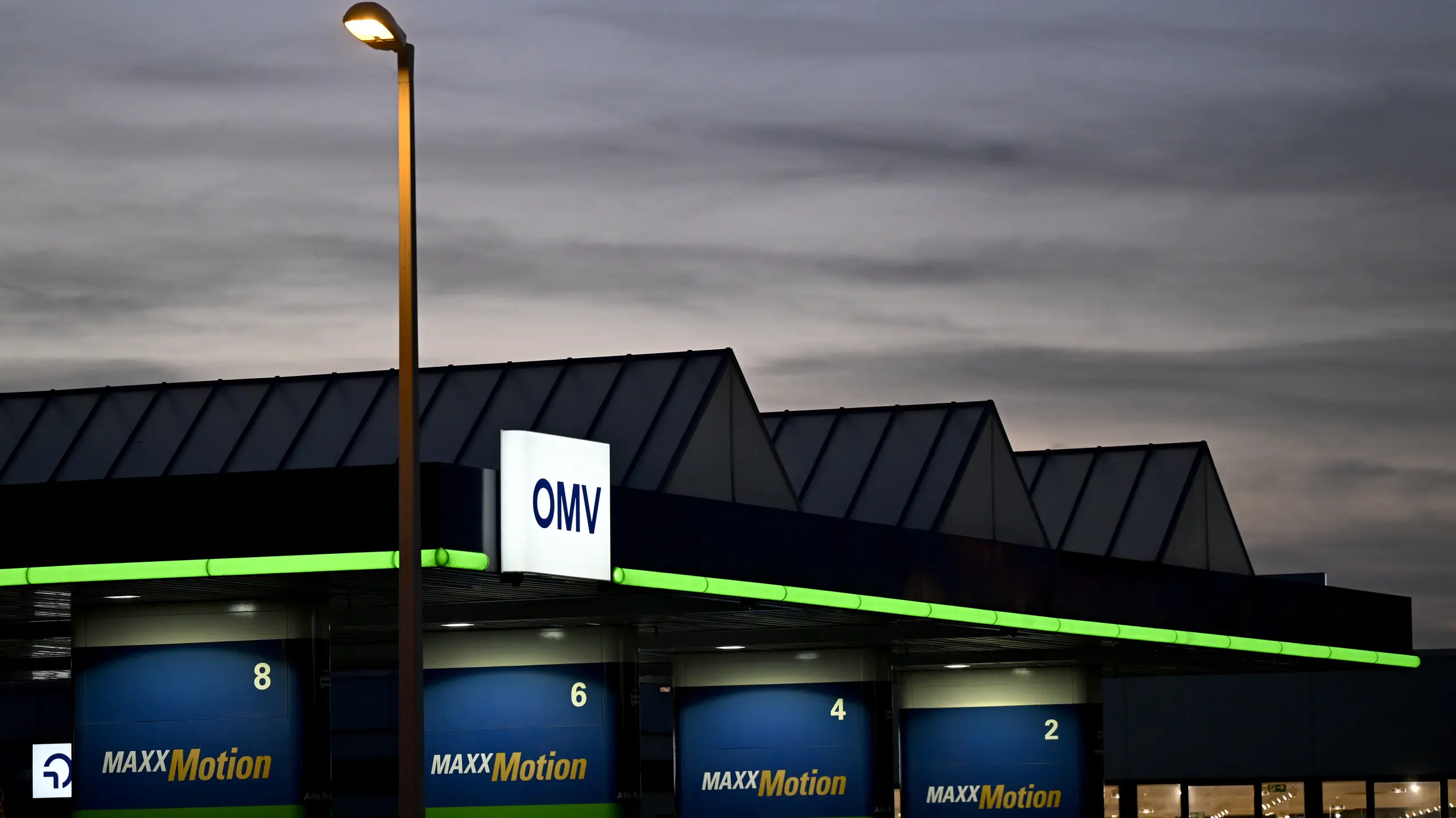 OMV-Tankstelle bei Nacht