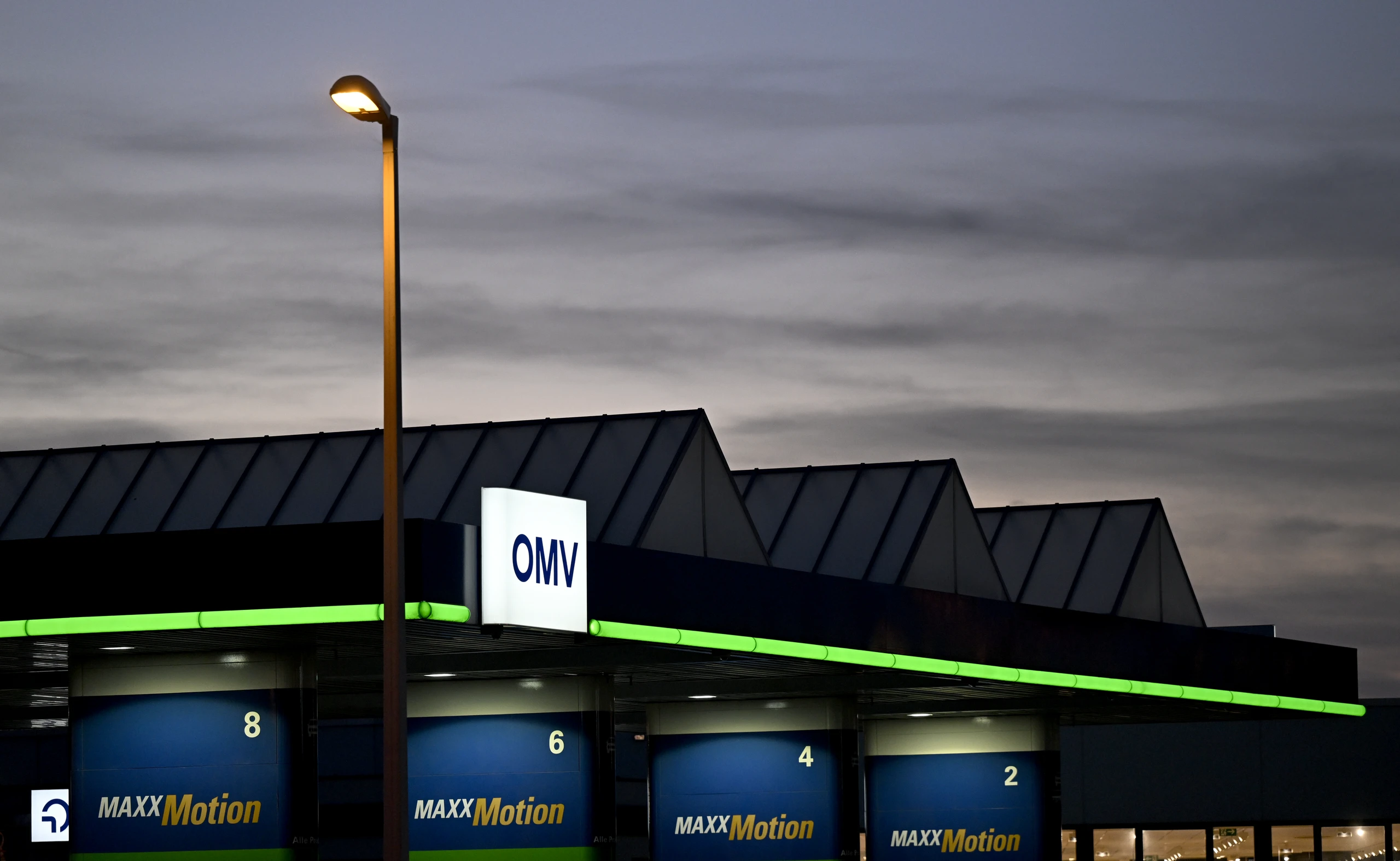 OMV-Tankstelle bei Nacht