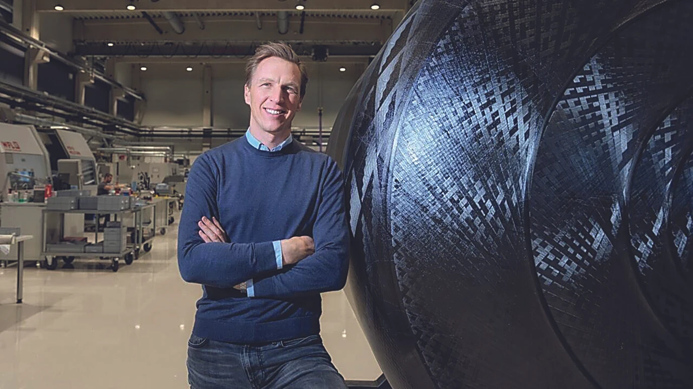 Dieter Grebner von Austrspace steht mit verschränkten Armen in einer Forschungseinrichtung.