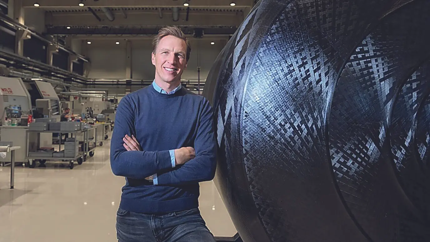 © Peak Technology Dieter Grebner von Austrspace steht mit verschränkten Armen in einer Forschungseinrichtung.