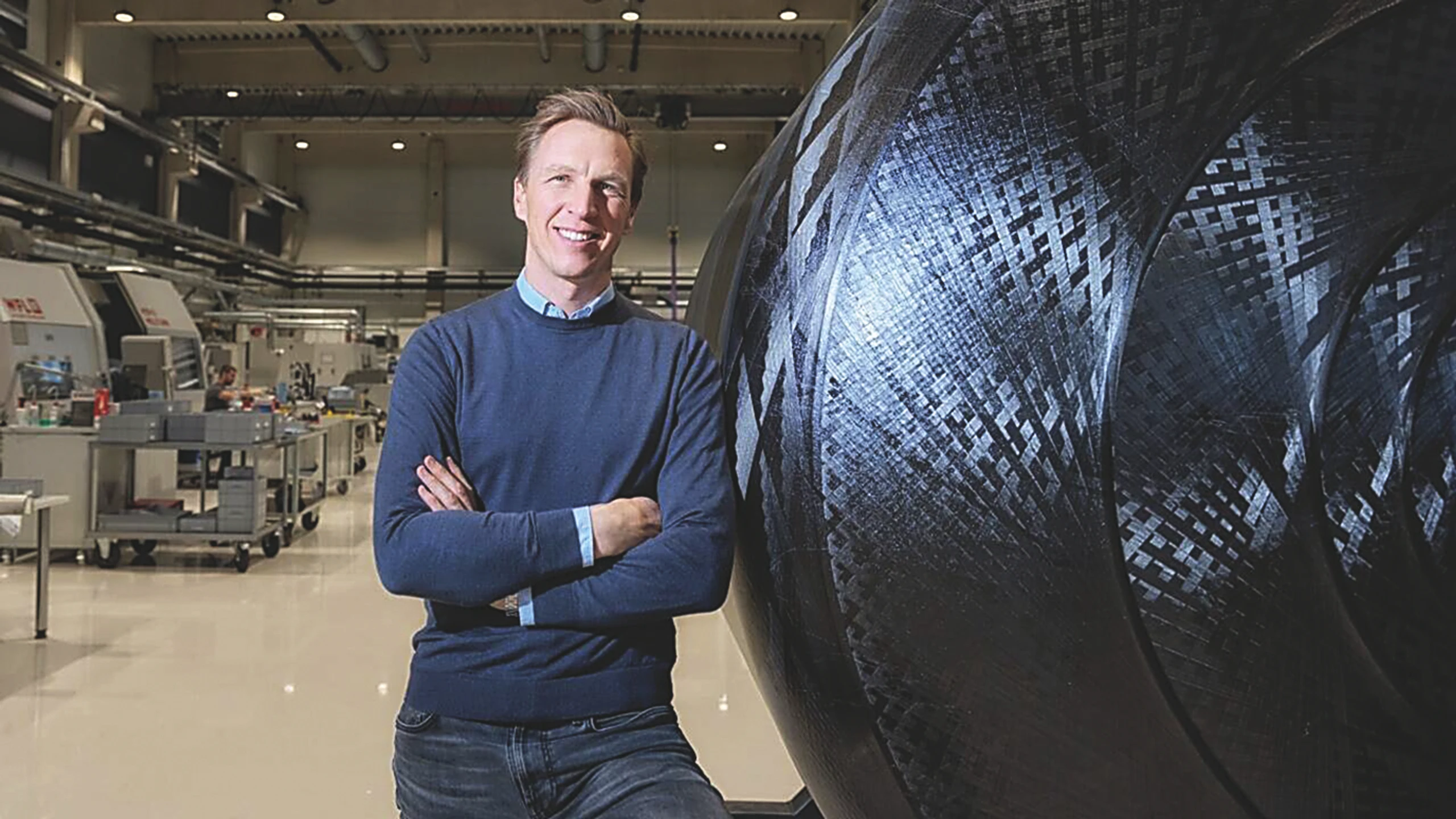 Dieter Grebner von Austrspace steht mit verschränkten Armen in einer Forschungseinrichtung.